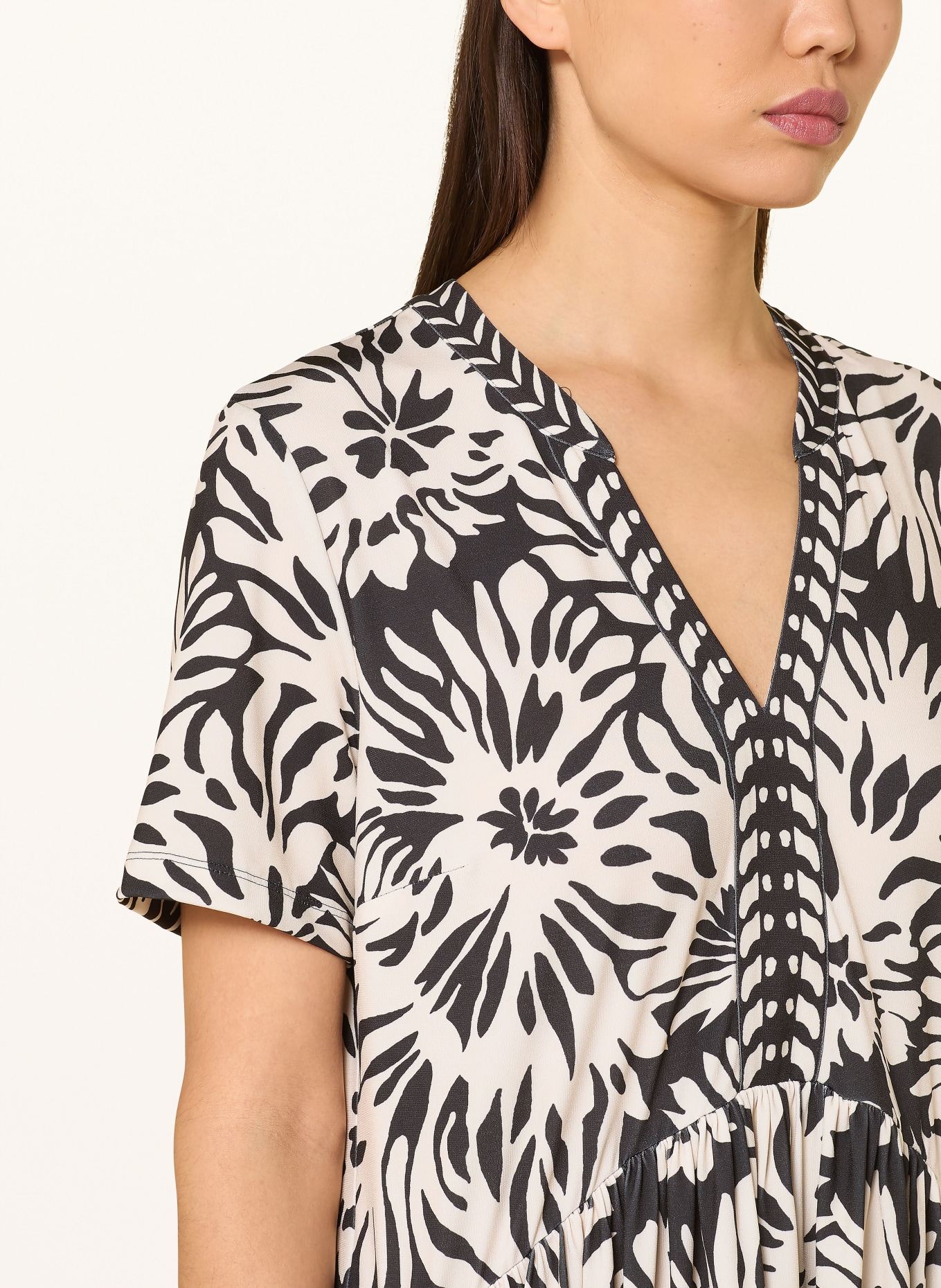 ROBE LÉGÈRE Satinkleid: ECRU / SCHWARZ