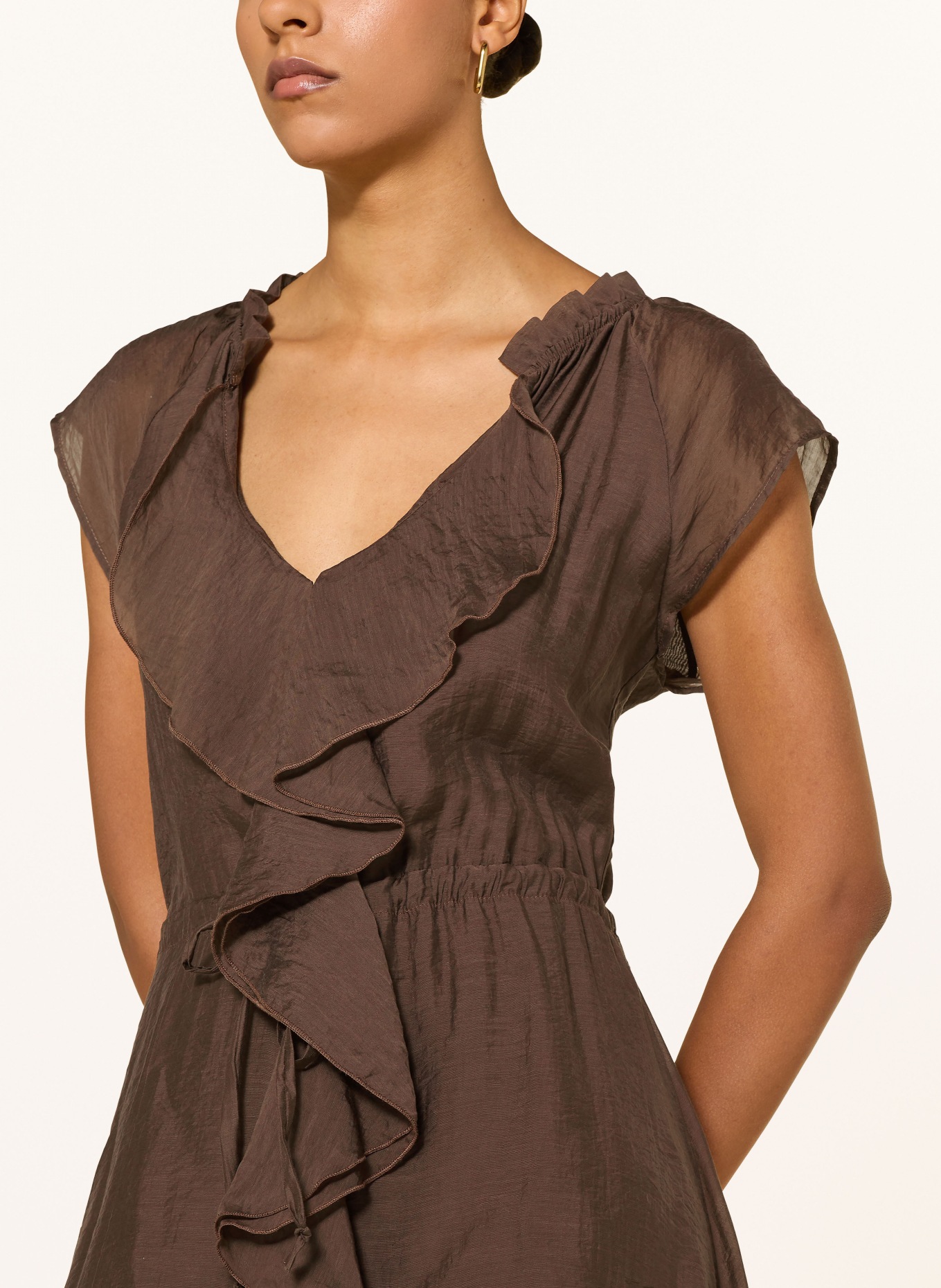 GUESS Kleid MAELYS mit Volants: DUNKELBRAUN