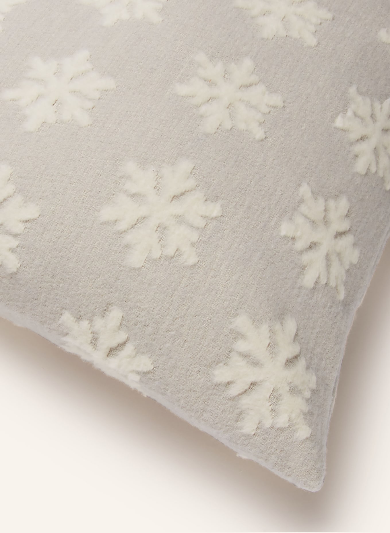 David Fussenegger Dekokissenhülle SCHNEEFLOCKE aus Samt: HELLGRAU / WEISS