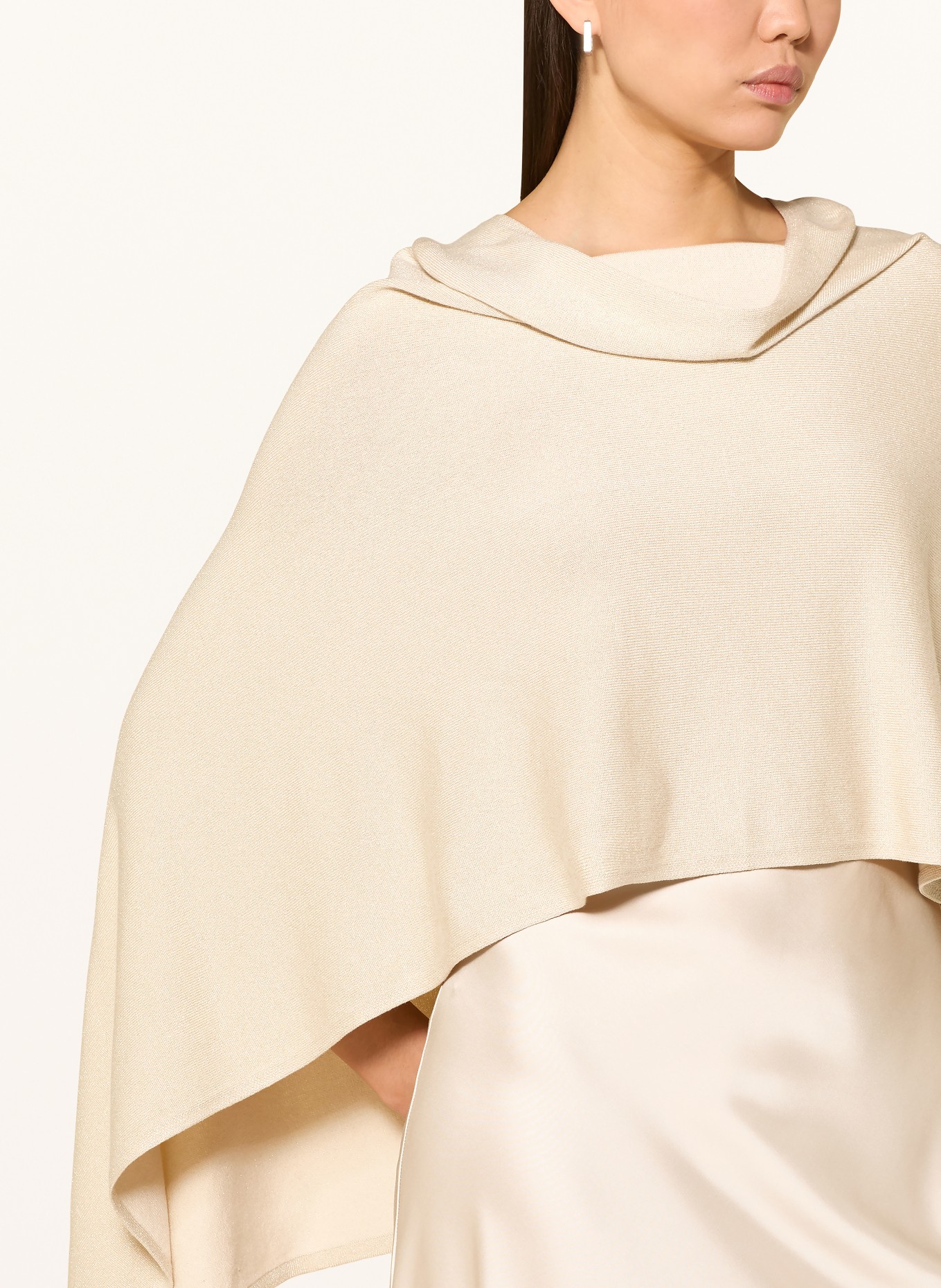 comma Poncho met glinsterend garen: CRÈME