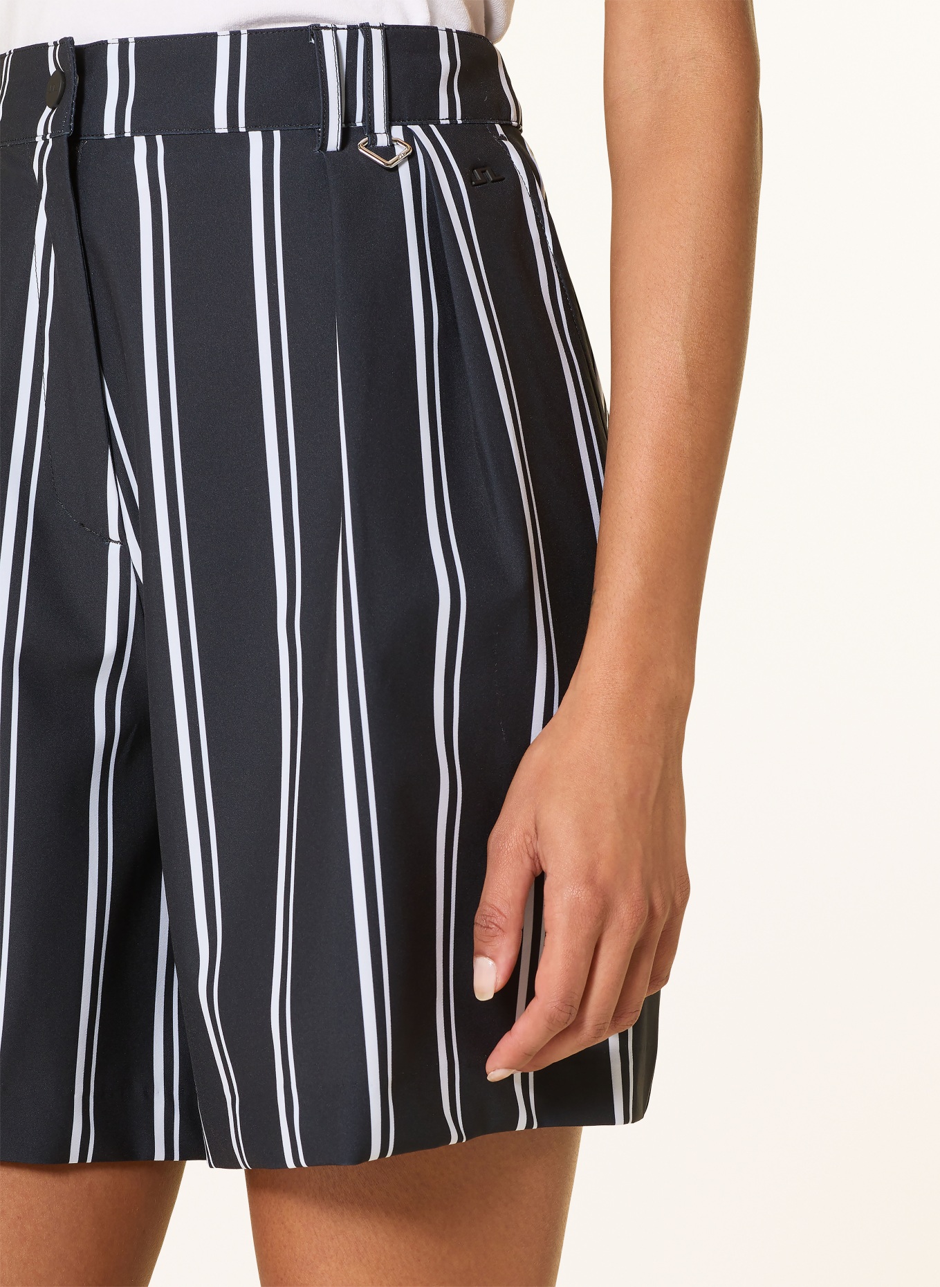 J.LINDEBERG golf shorts: BLACK / WHITE