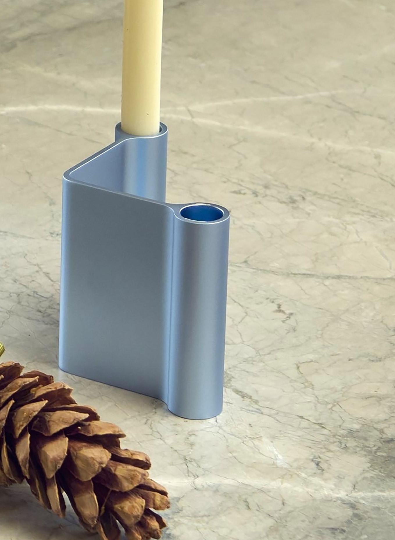 MUUTO Kerzenhalter: HELLBLAU