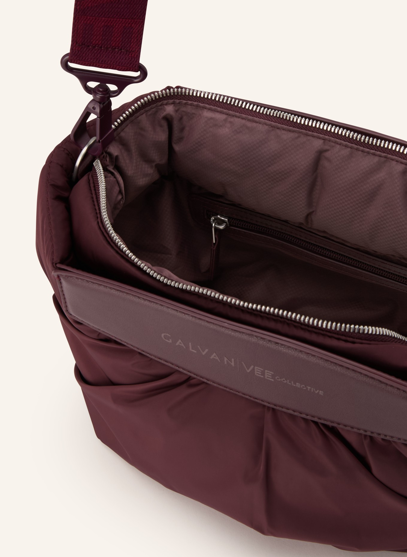 Vee Collective Clutch CABA: DARK RED