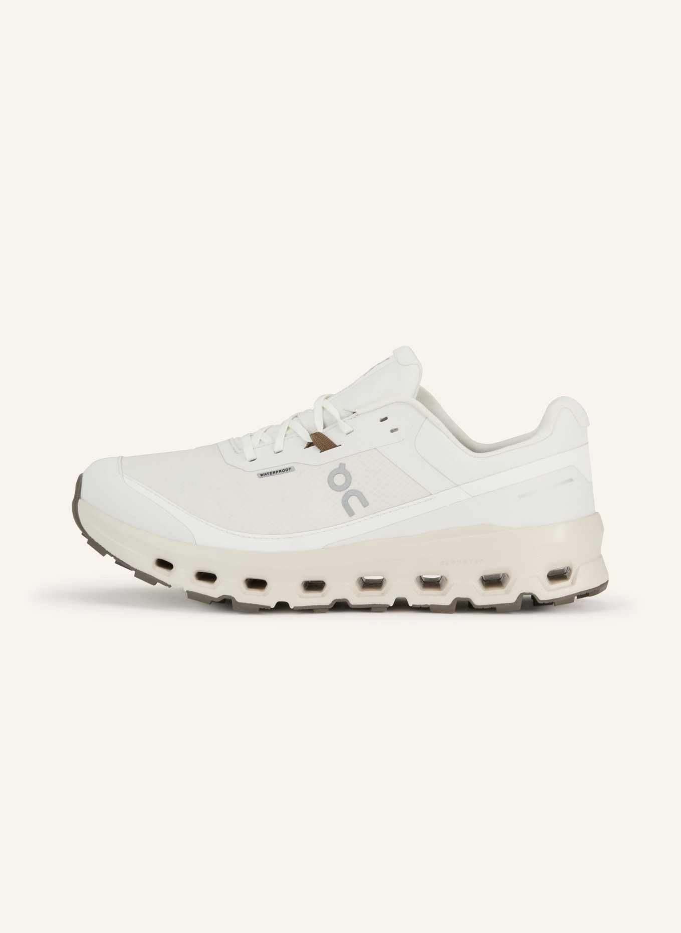On CLOUDVISTA 2 WATERPROOF trail running shoes: CREAM / WHITE
