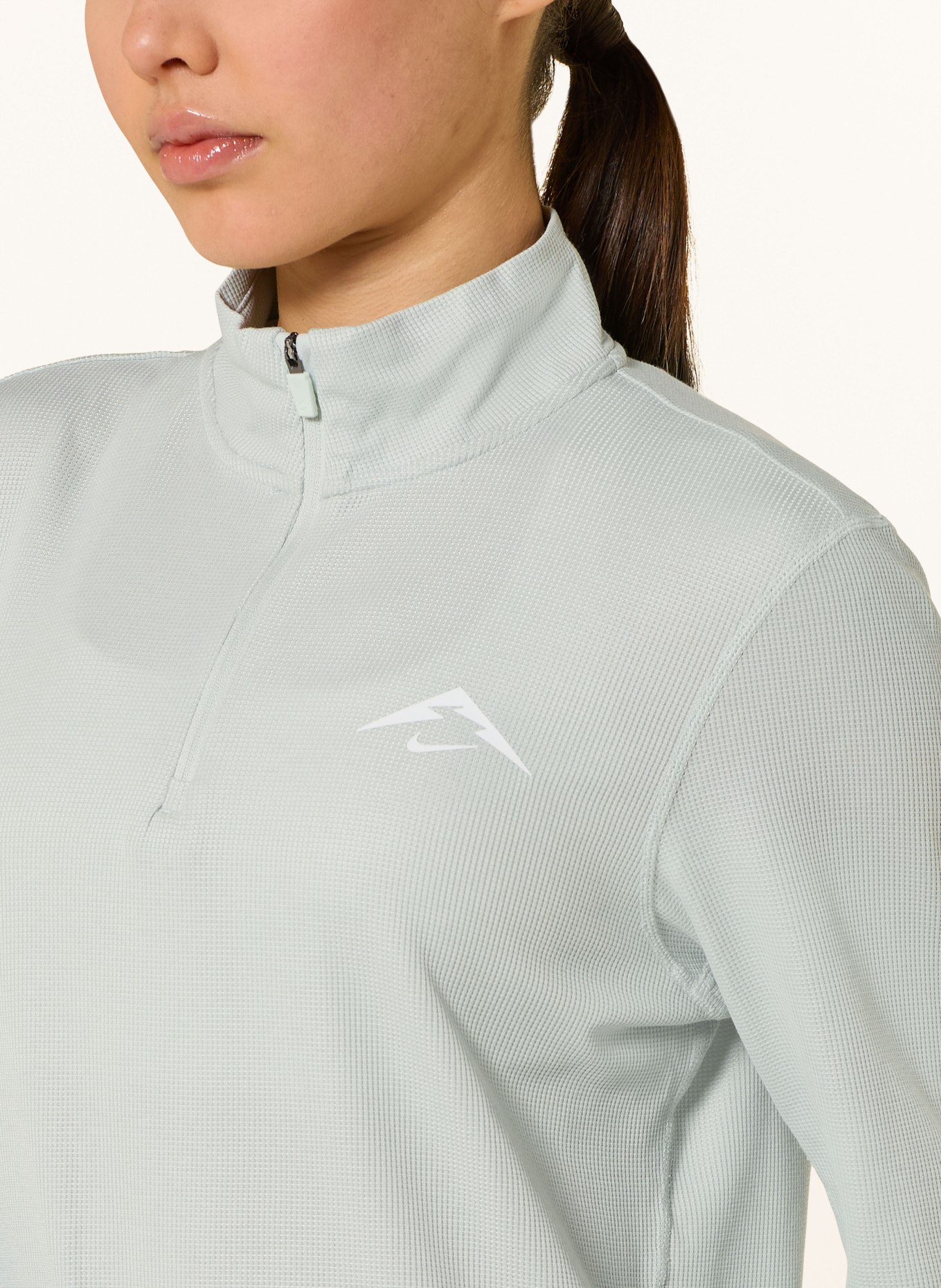 Nike Běžecké tričko TRAIL: SVĚTLE ZELENÁ