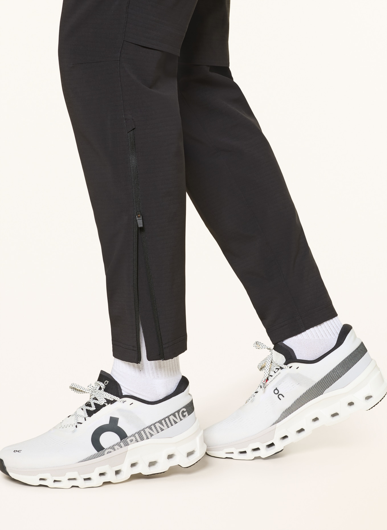 On WEATHER LUMOS running pants: BLACK