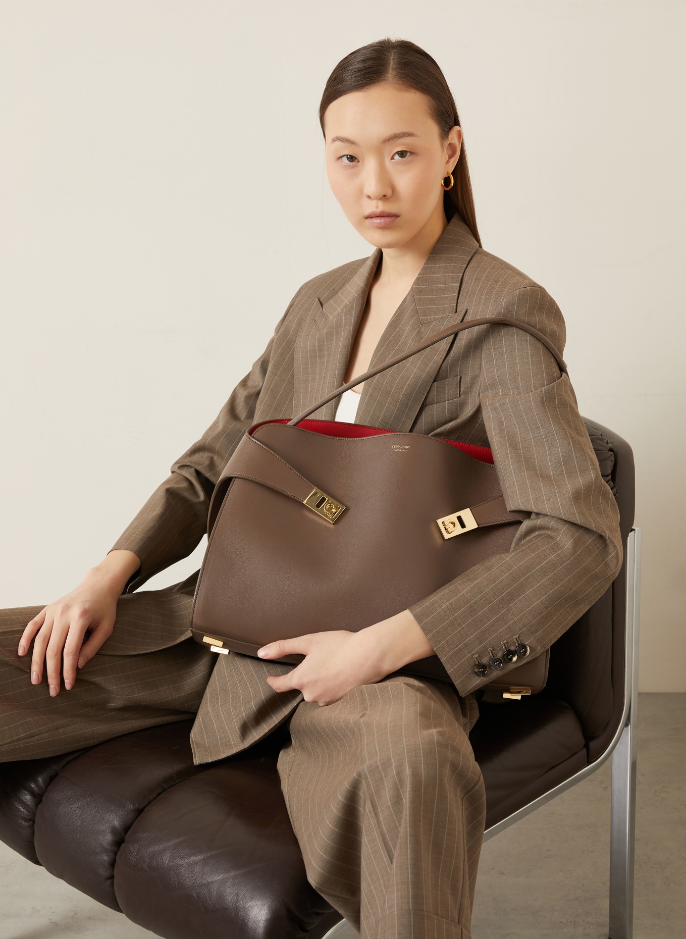 FERRAGAMO Torebka HUG SOFT: SZAROBRĄZOWY / ZŁOTY