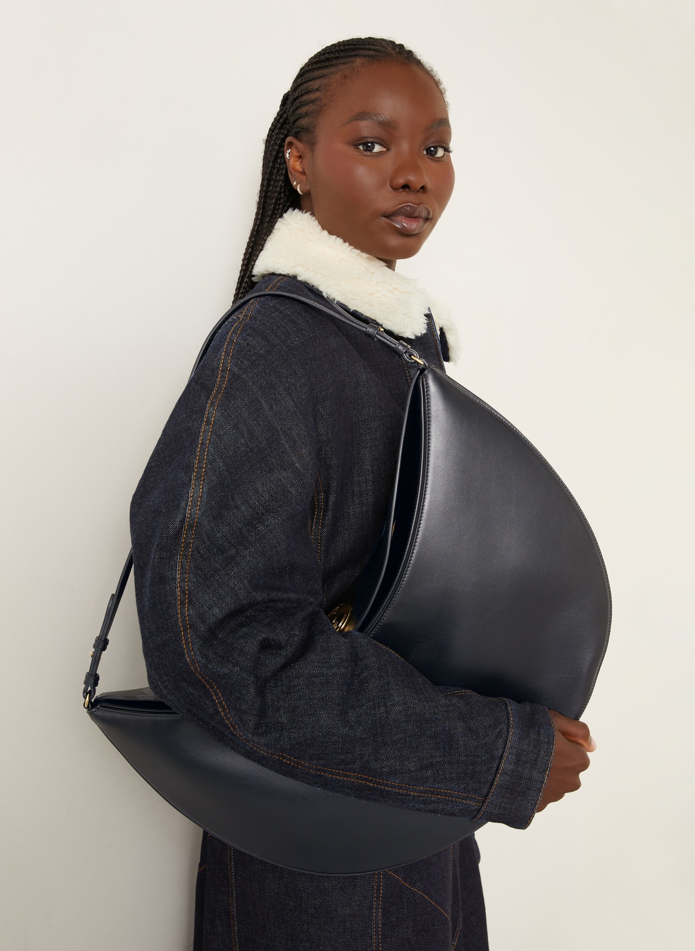 JACQUEMUS Schultertasche LE CALISSO ROND: SCHWARZ / GOLD