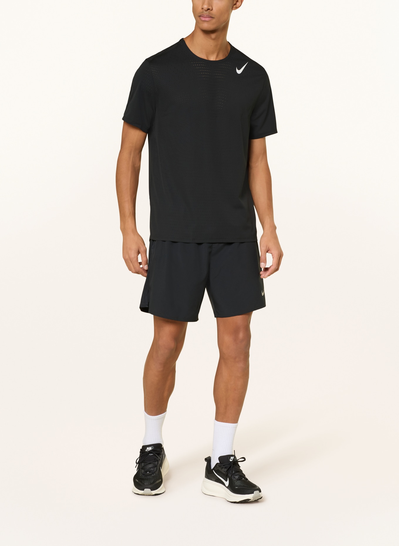 Nike Koszulka do biegania AEROSWIFT: CZARNY