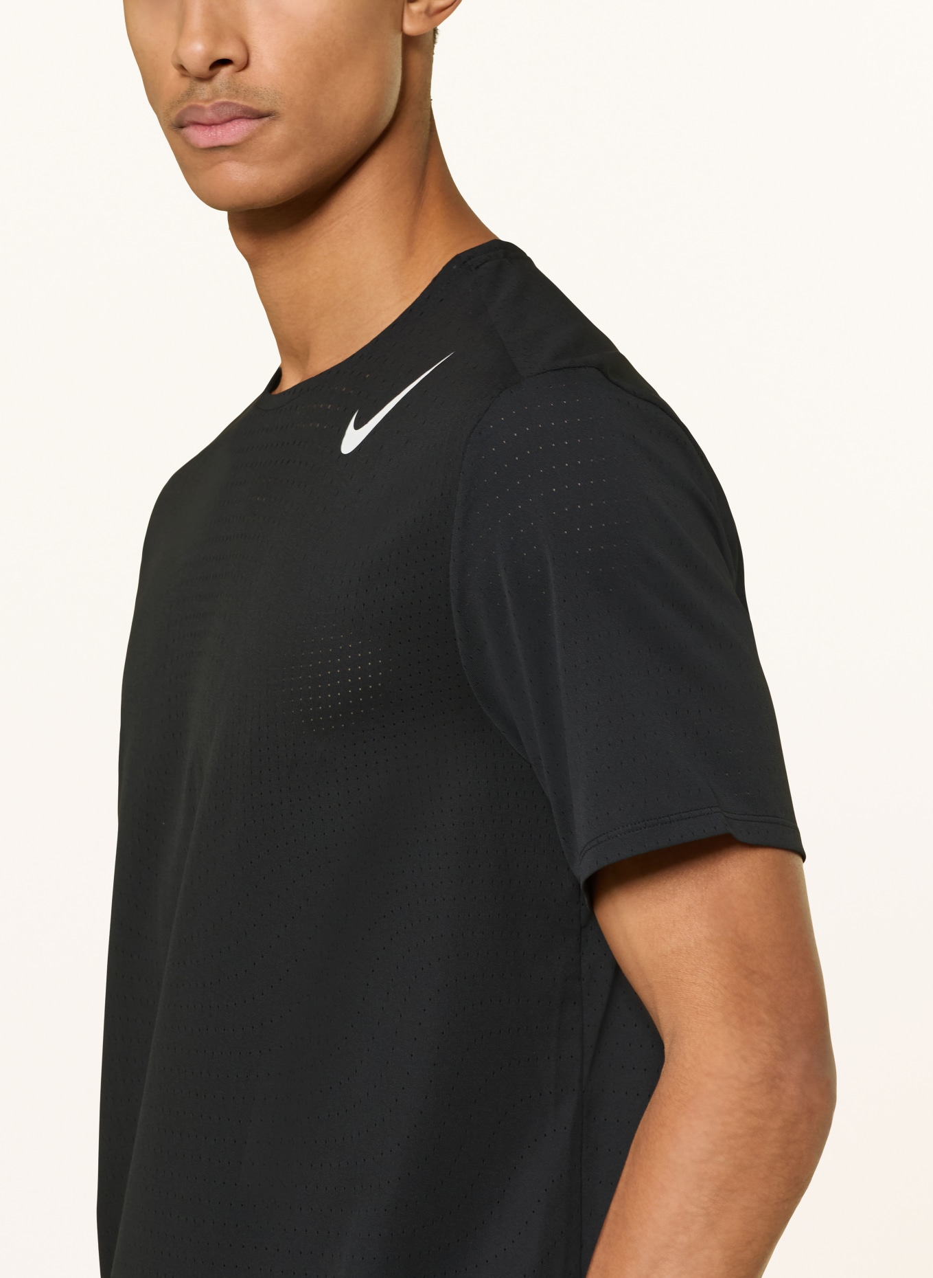 Nike Koszulka do biegania AEROSWIFT: CZARNY