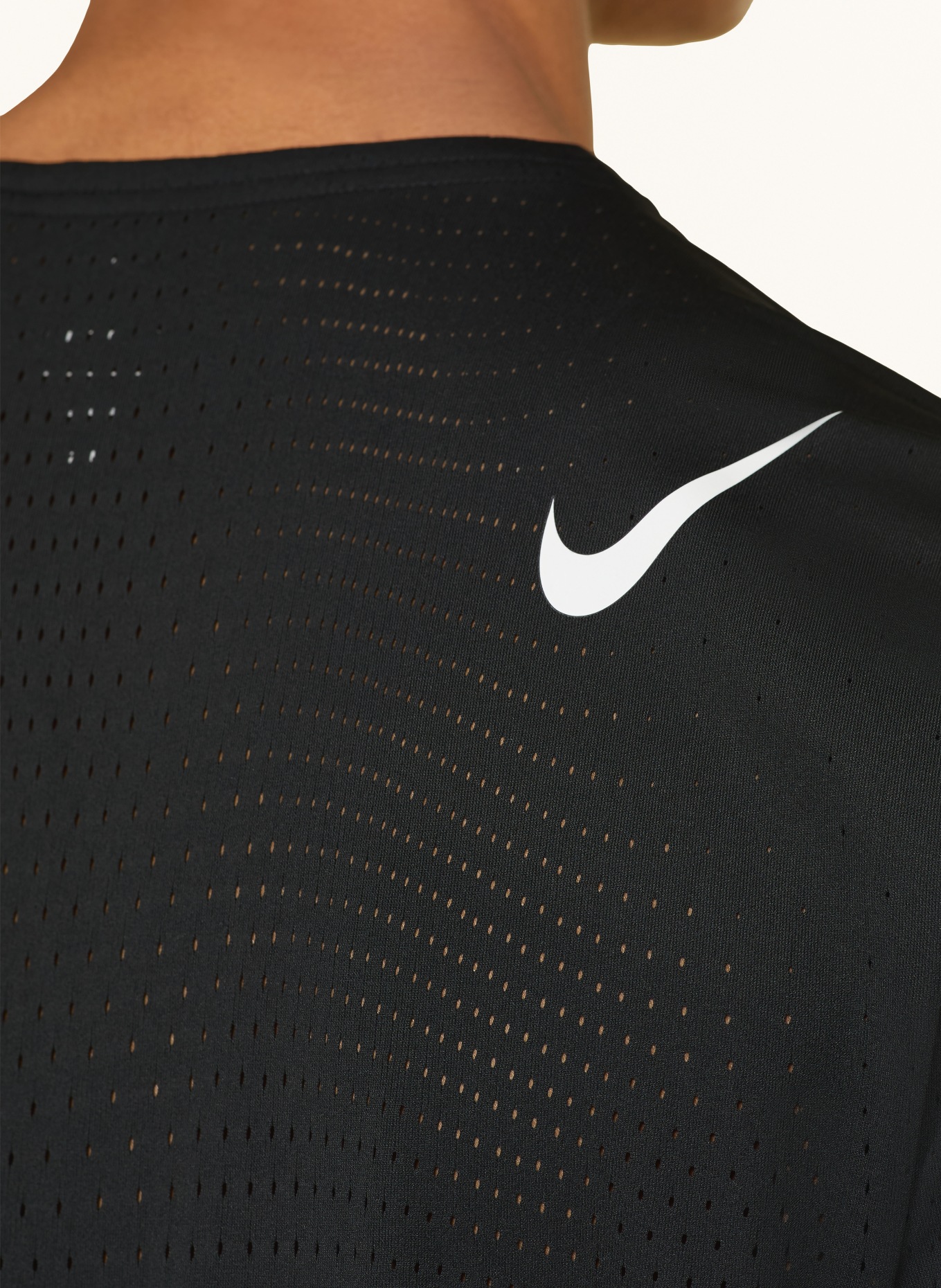 Nike Koszulka do biegania AEROSWIFT: CZARNY