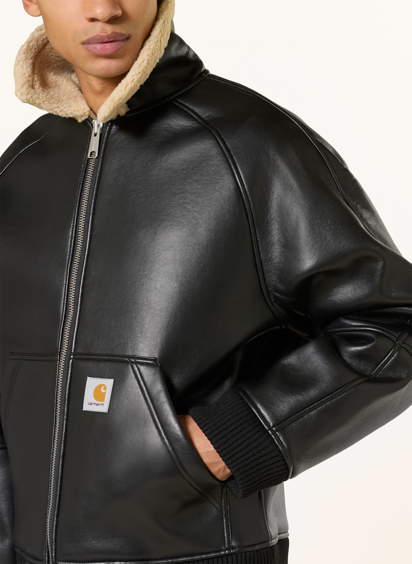 carhartt WIP Jacke SHEPTON in Lederoptik mit Kunstfell: SCHWARZ / HELLBRAUN