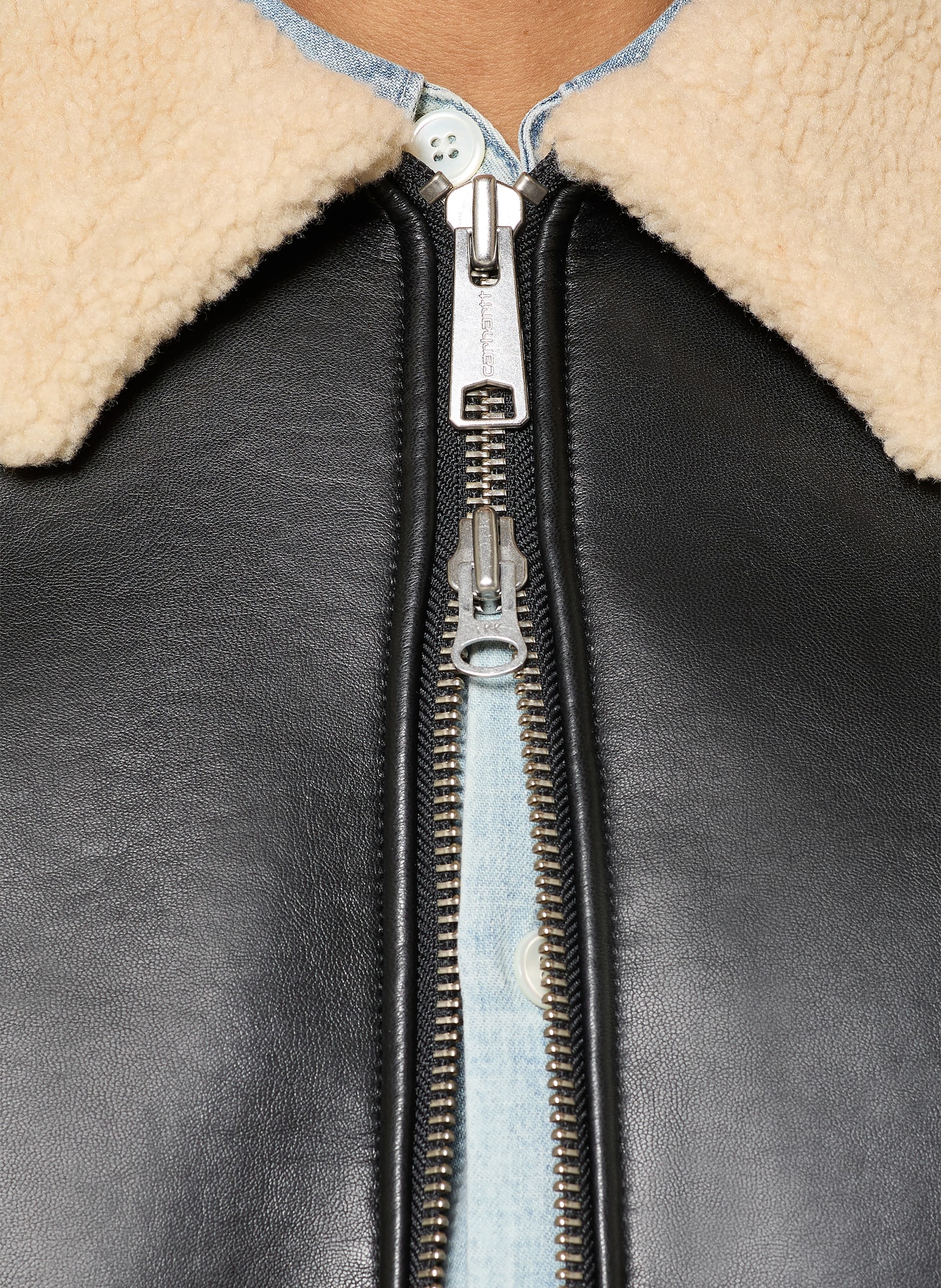 carhartt WIP Jacke SHEPTON in Lederoptik mit Kunstfell: SCHWARZ / HELLBRAUN