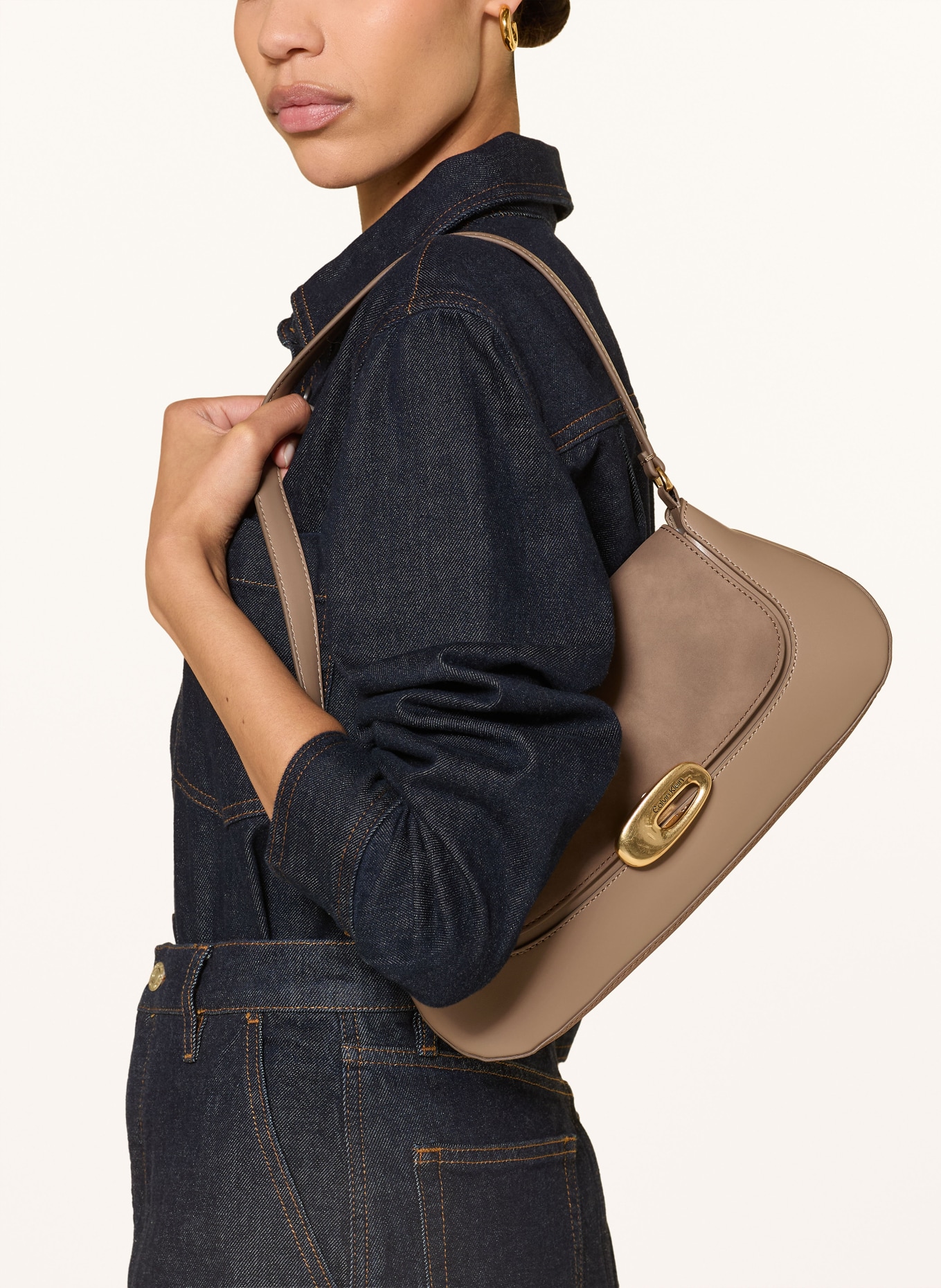 Calvin Klein schoudertas: TAUPE / GOUD