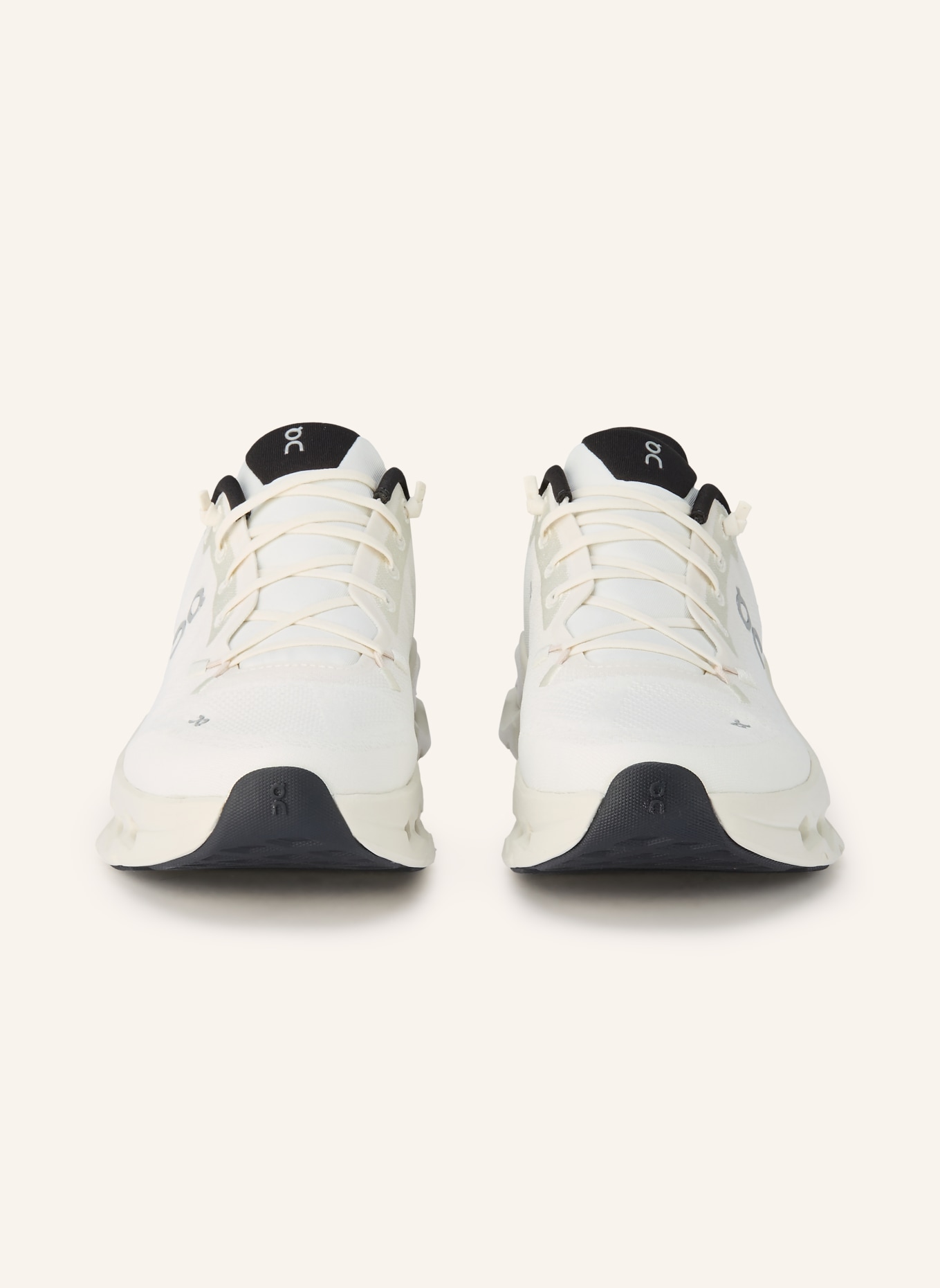 On Sneakersy CLOUDTILT: BIAŁY / CZARNY