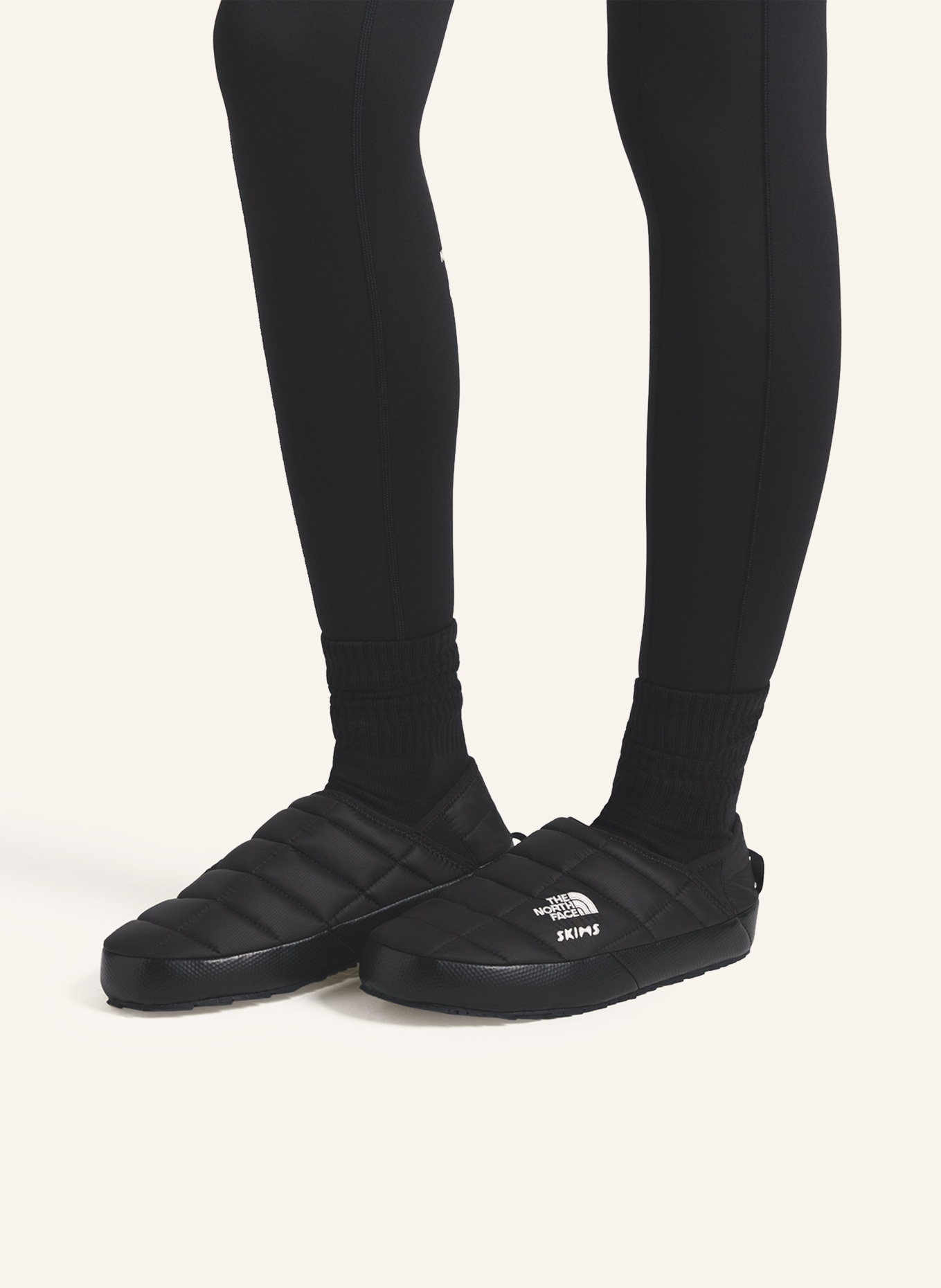 THE NORTH FACE x SKIMS Chaussons THERMOBALL™ TRACTION: I3X SK Onyx-SK Onyx