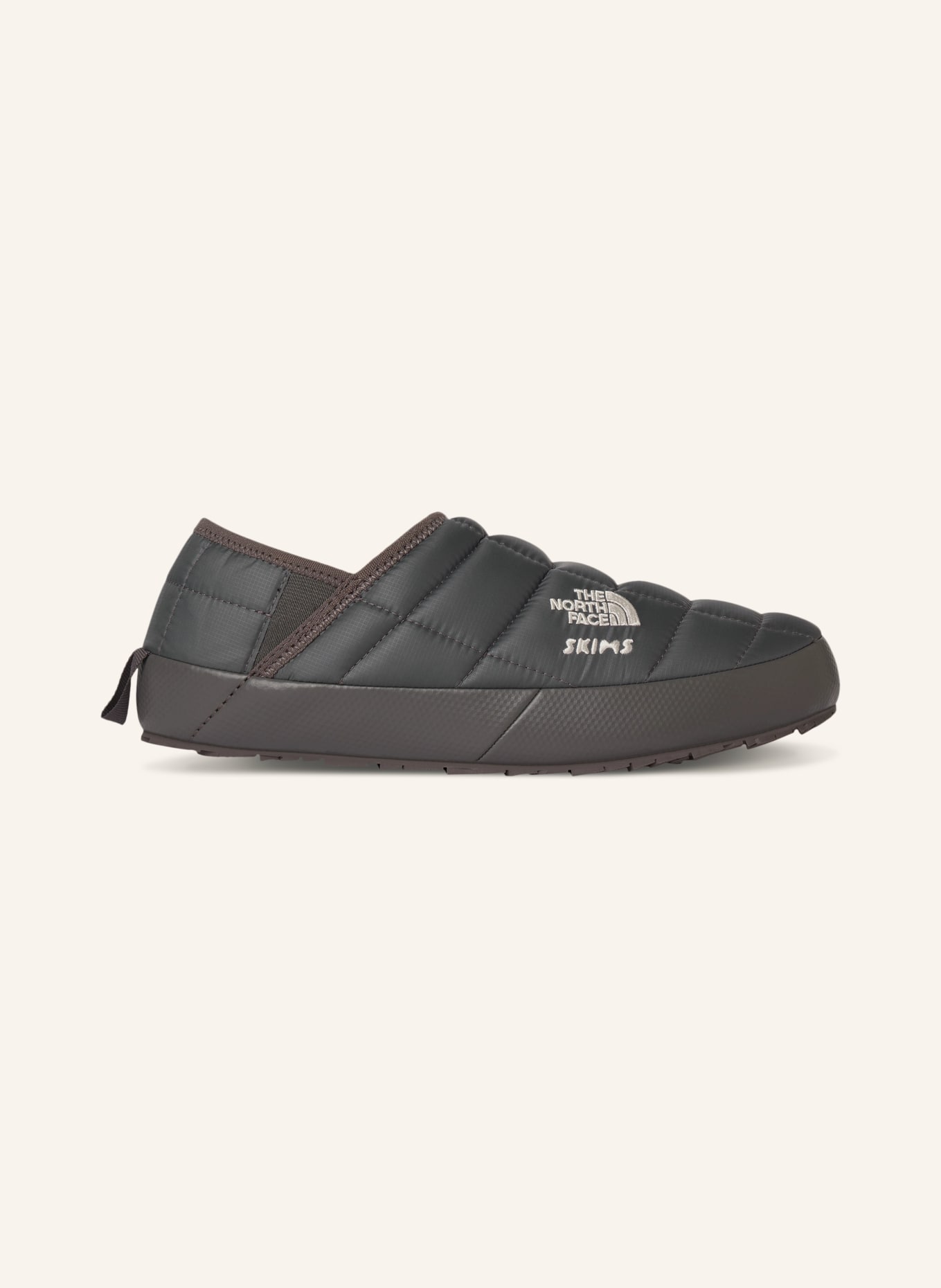 THE NORTH FACE x SKIMS THERMOBALL™ TRACTION slippers: T8M SK Gunmetal-SK Gunmetal