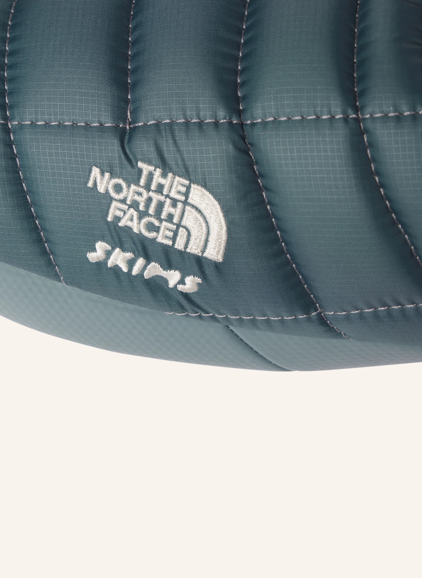 THE NORTH FACE x SKIMS THERMOBALL™ TRACTION slippers: UB0 SK Kyanite/SK Kyanite