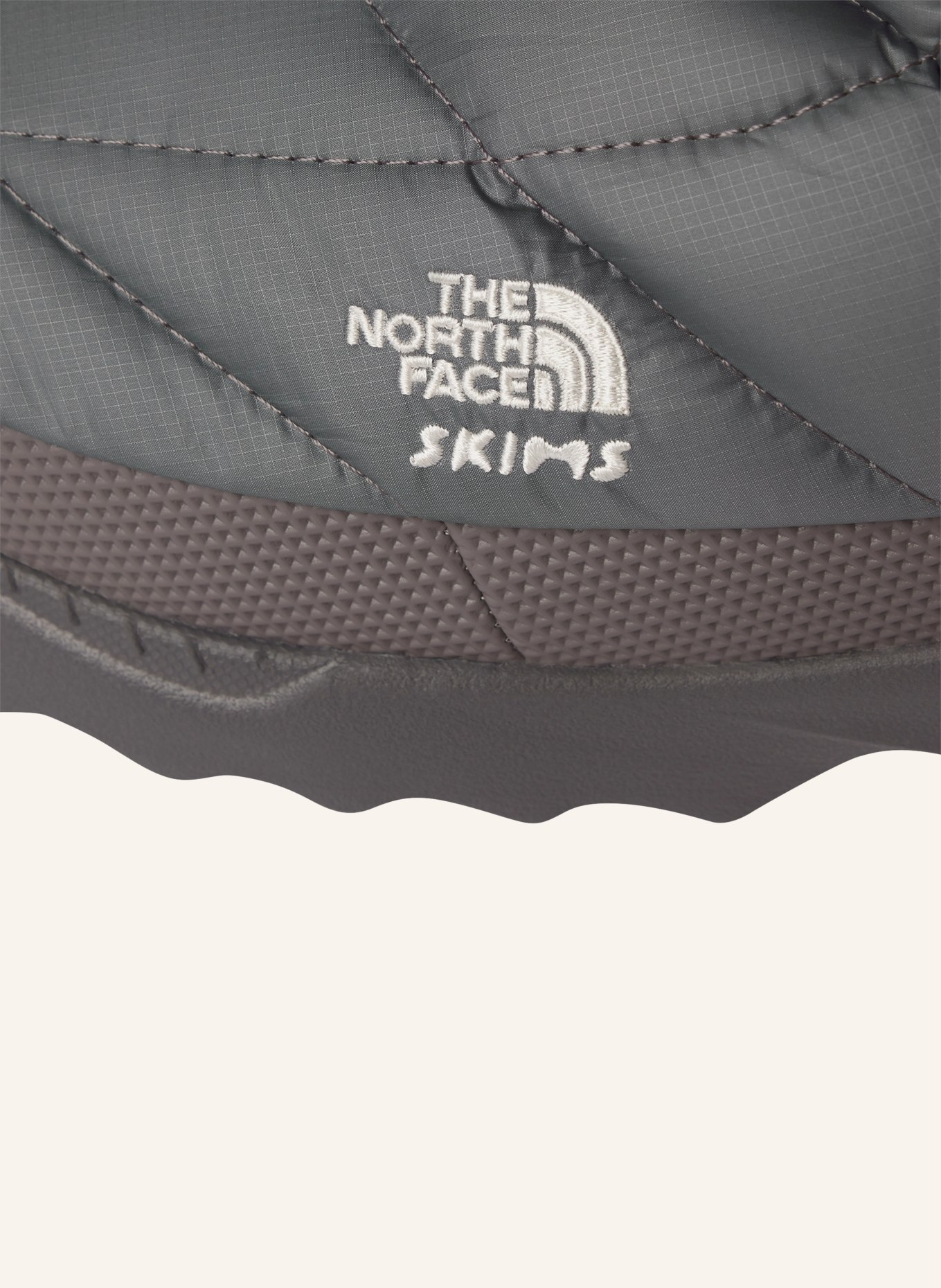 THE NORTH FACE x SKIMS Bottes TNF X SKIMS NUPTSE TRACTION: T8M SK Gunmetal-SK Gunmetal