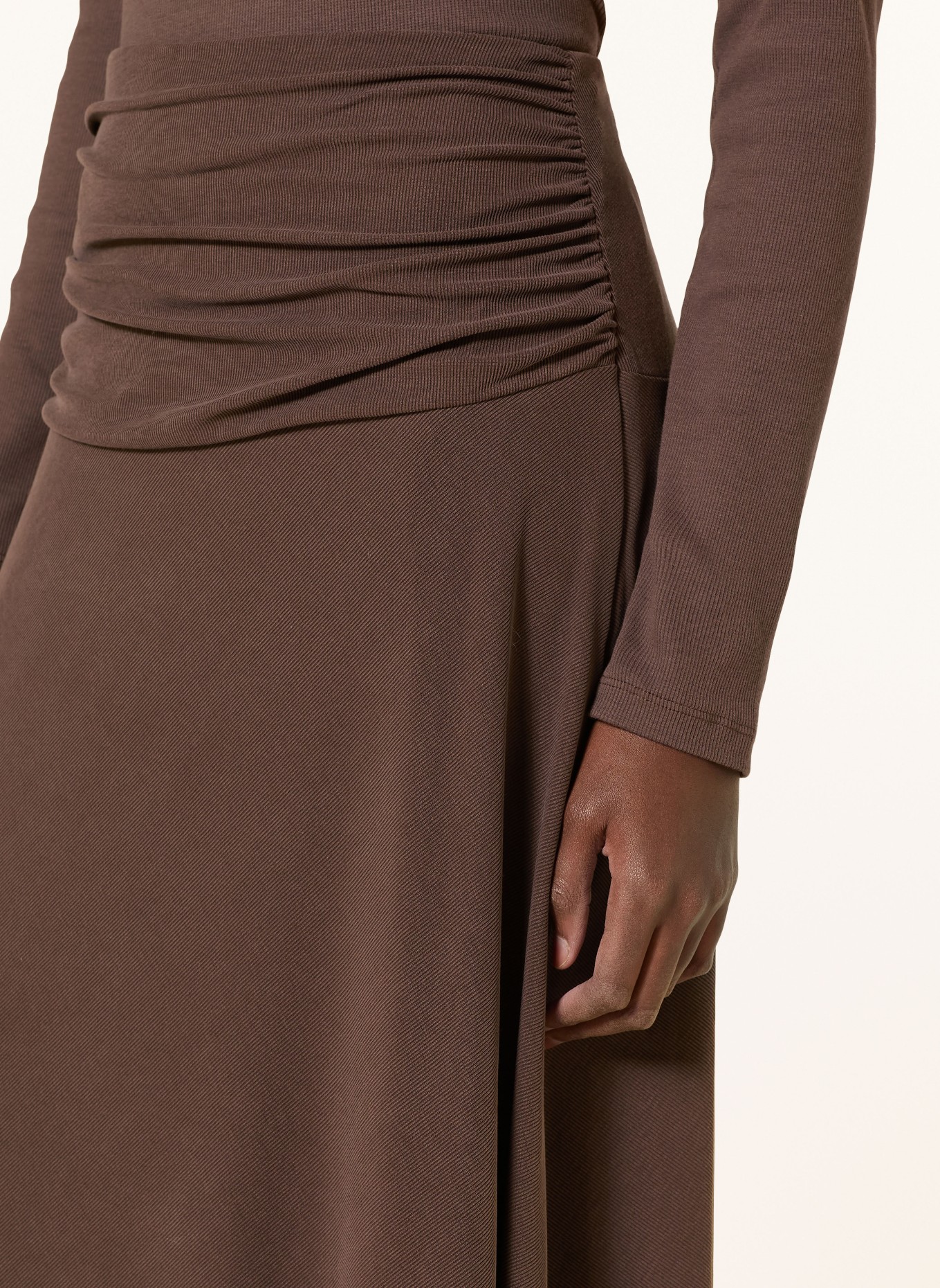 GUESS Sukně MILENA: TMAVĚ HNĚDÁ