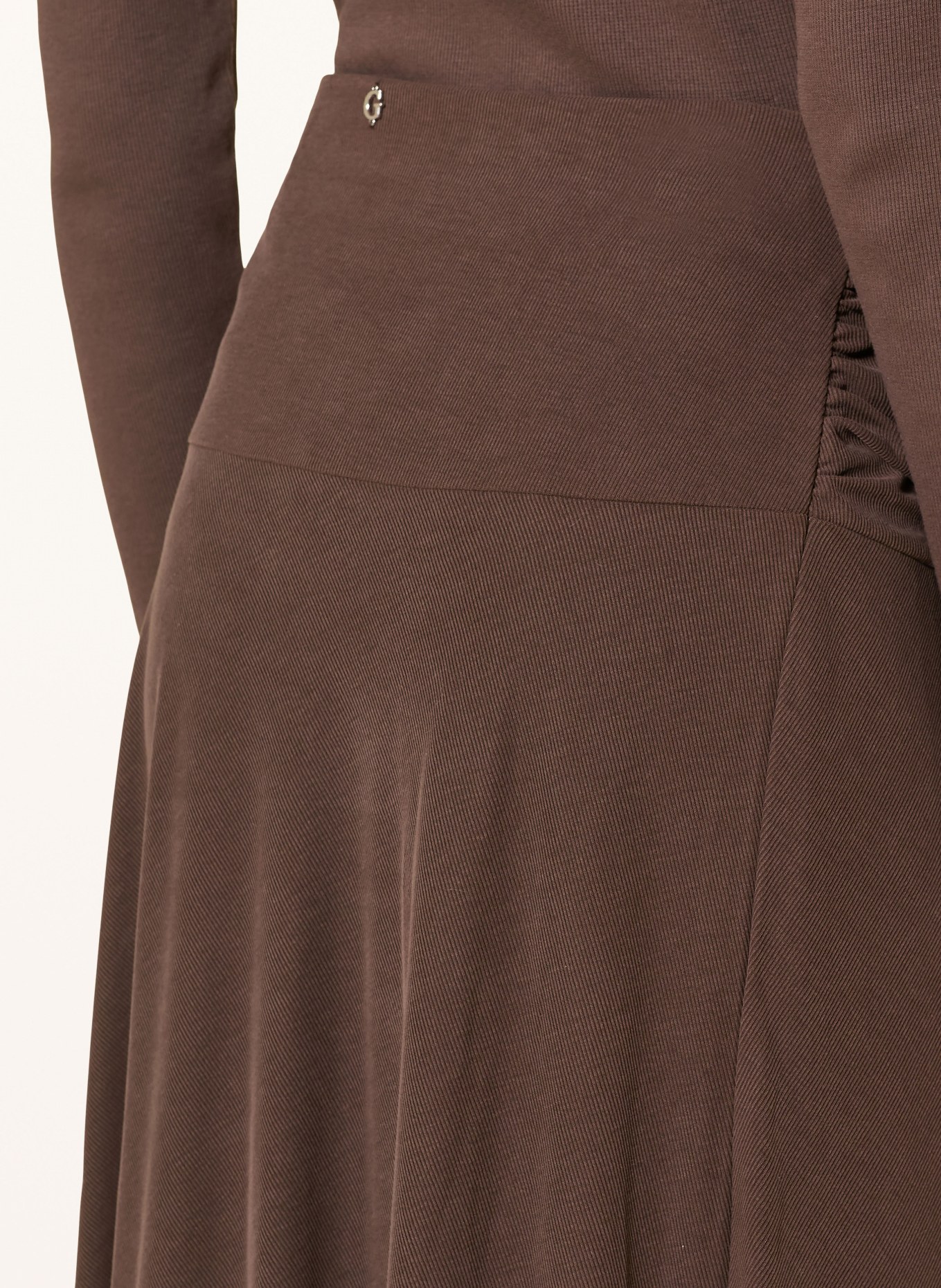 GUESS Sukně MILENA: TMAVĚ HNĚDÁ