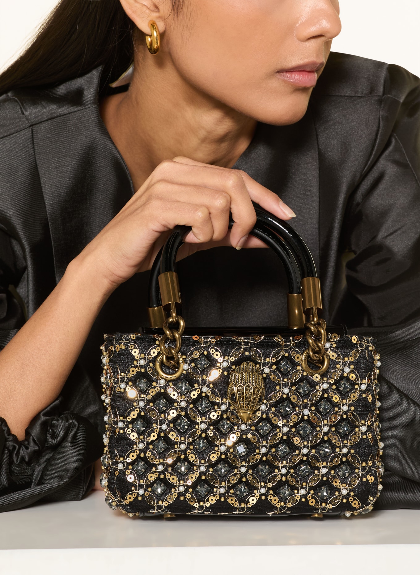 KURT GEIGER Handtasche KENSINGTON mit Pailletten und Schmucksteinen: SCHWARZ / GOLD