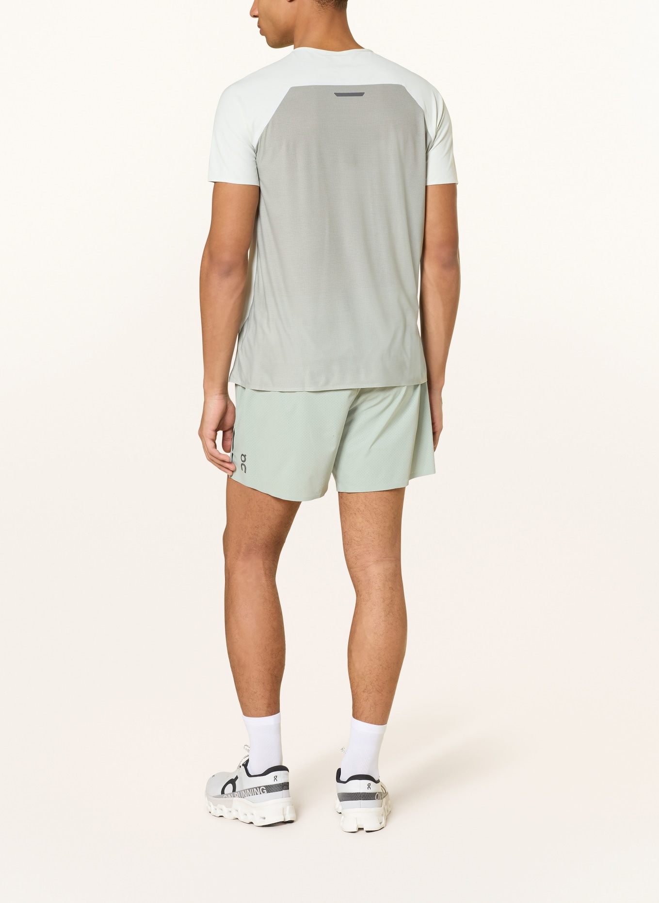 On Spodenki do biegania 2 w 1 PERFORMANCE: JASNOCZARY