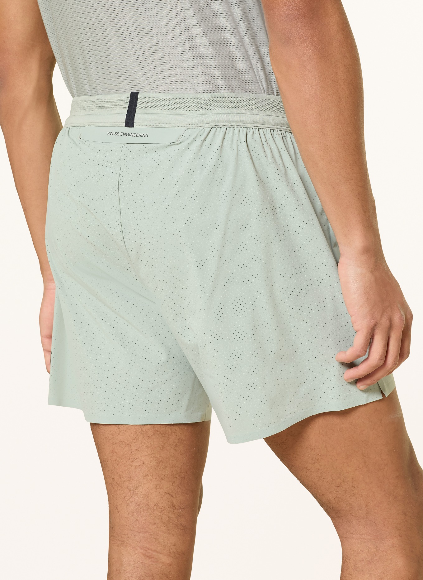 On Spodenki do biegania 2 w 1 PERFORMANCE: JASNOCZARY