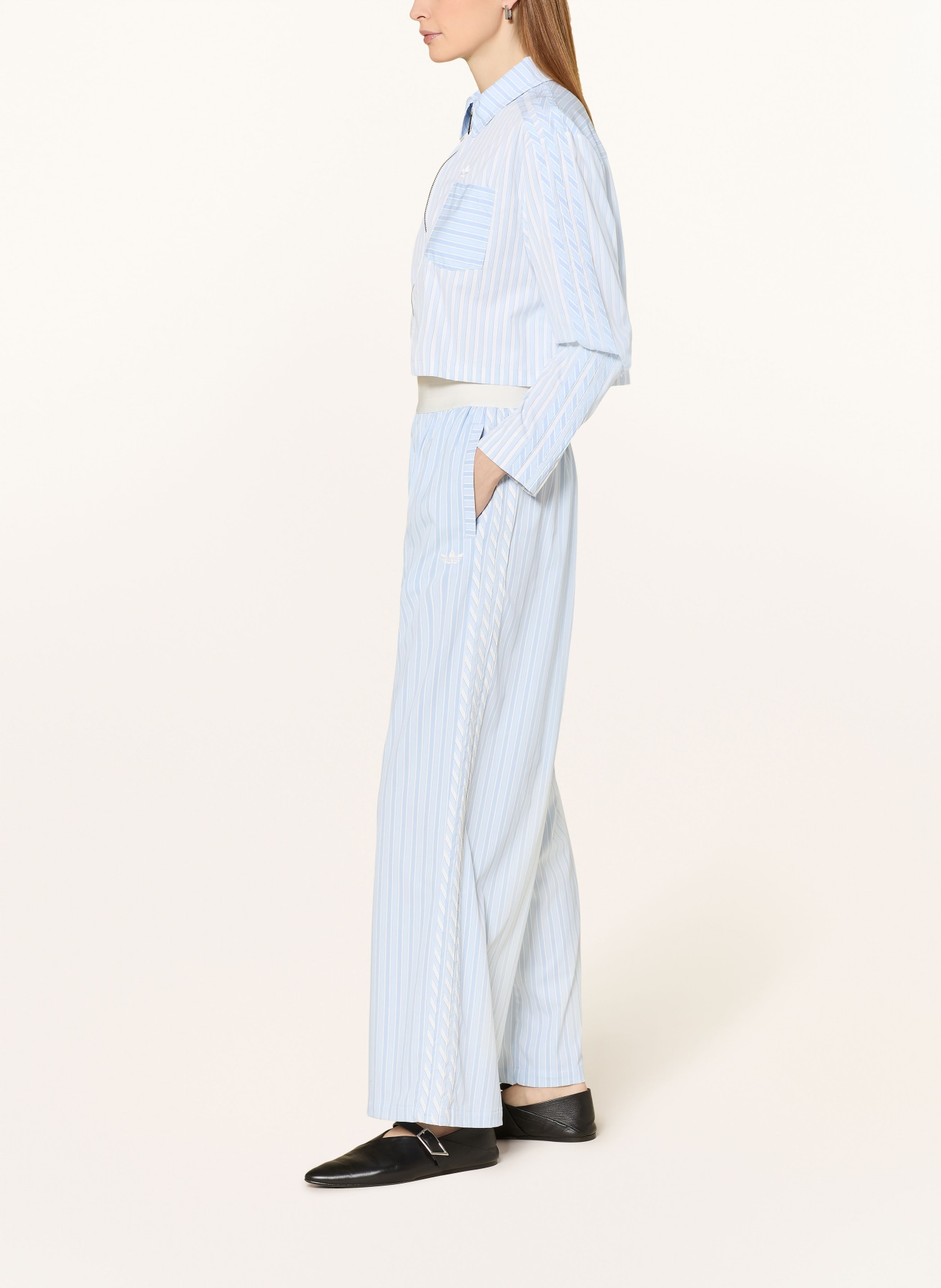 adidas Originals Tréninkové kalhoty ESSENTIALS: BÍLÁ / TMAVĚ MODRÁ