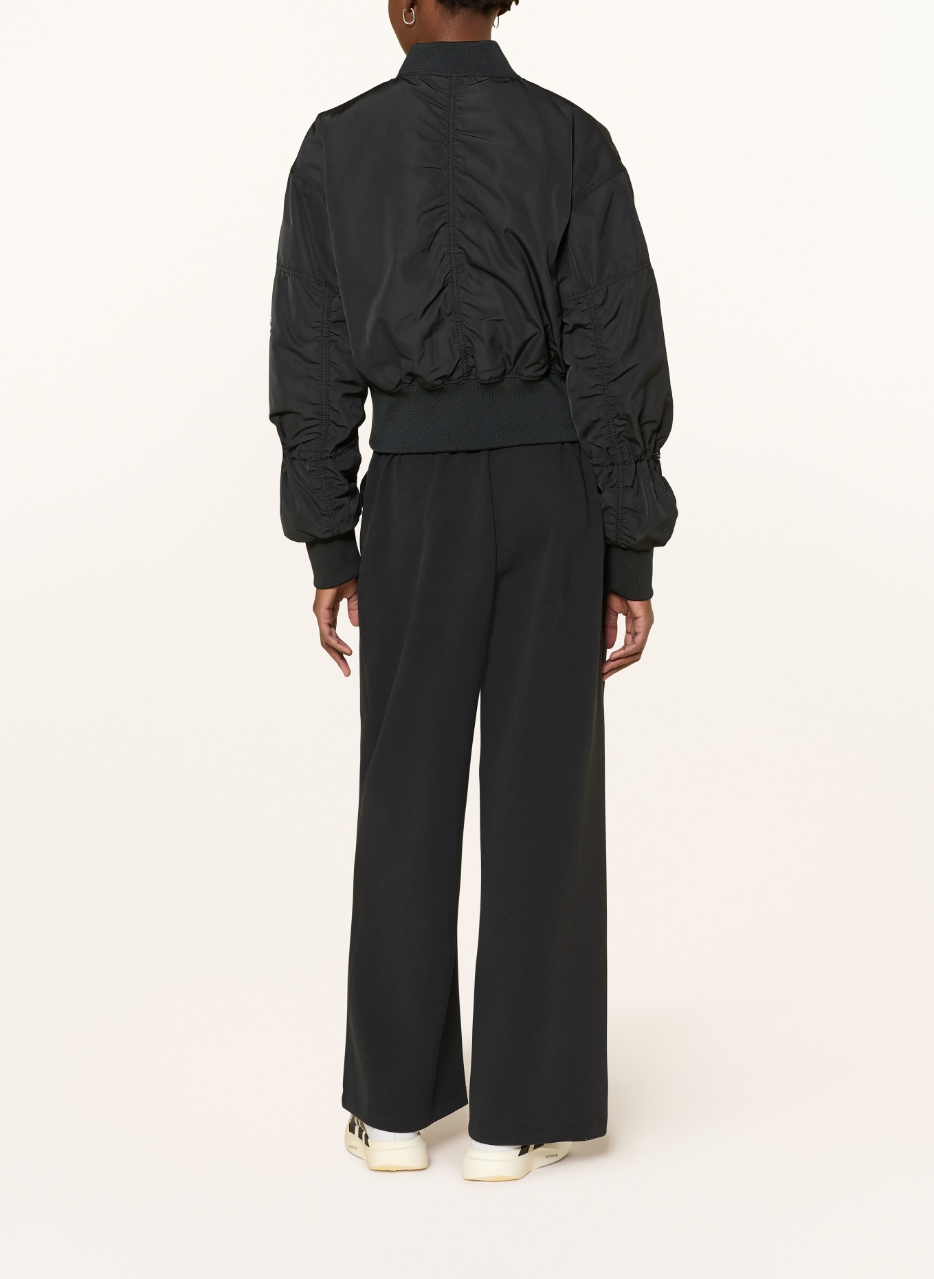 adidas Tepláky SOFT LUX STRAIGHT LEG: ČERNÁ