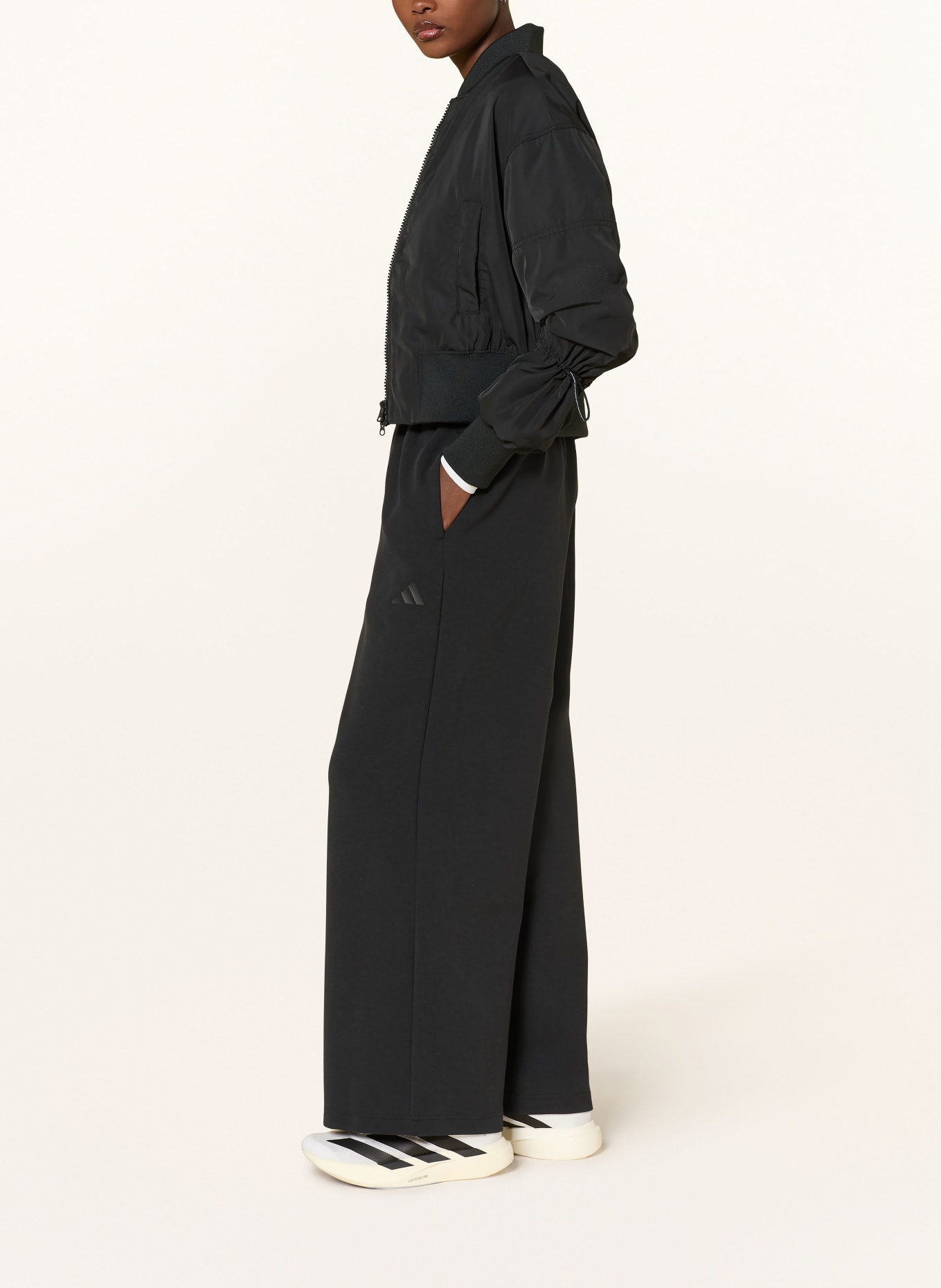 adidas Tepláky SOFT LUX STRAIGHT LEG: ČERNÁ