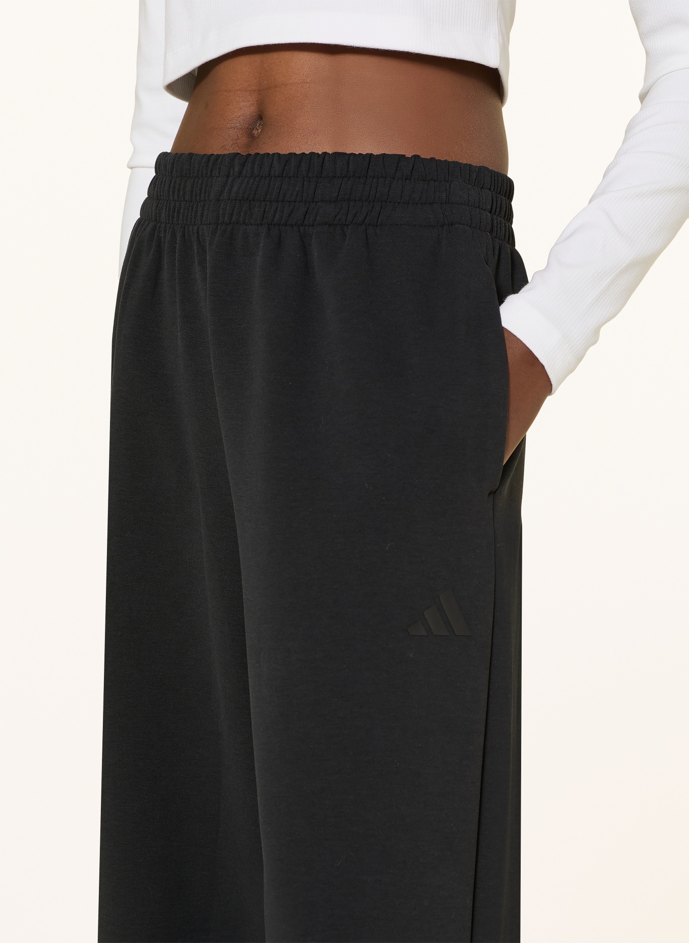 adidas Tepláky SOFT LUX STRAIGHT LEG: ČERNÁ