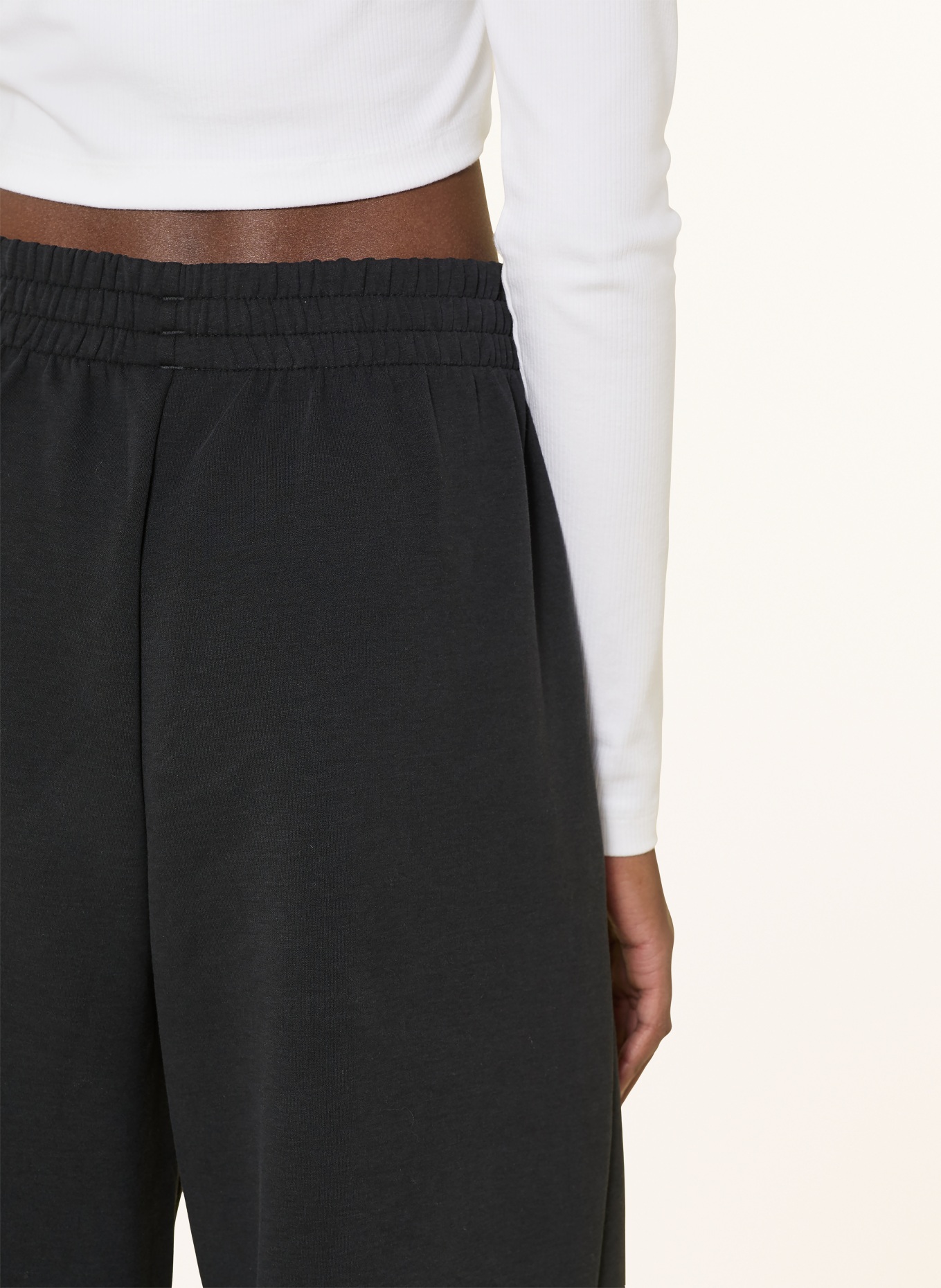 adidas Tepláky SOFT LUX STRAIGHT LEG: ČERNÁ