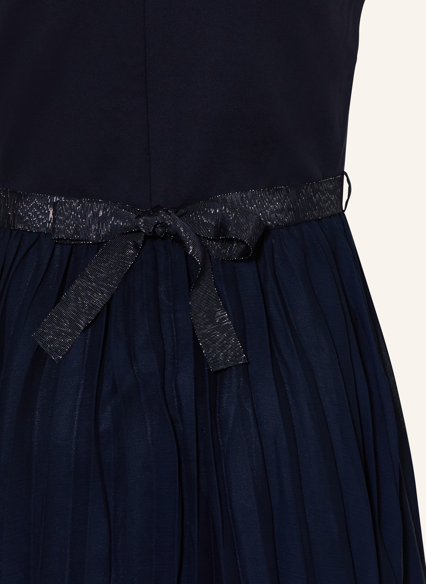 DANAMADE Koktejlové šaty s plisováním a třpytivou nití: TMAVĚ MODRÁ