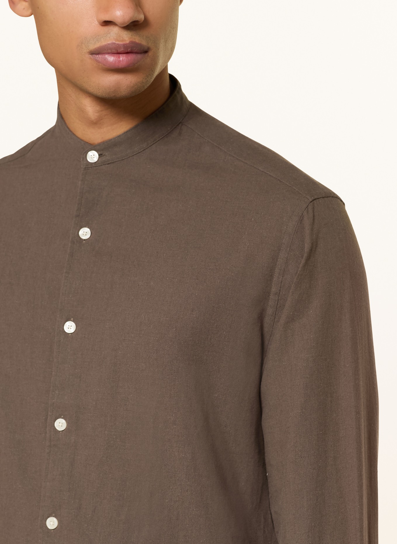 PAUL Hemd Comfort Fit mit Stehkragen: DUNKELBRAUN