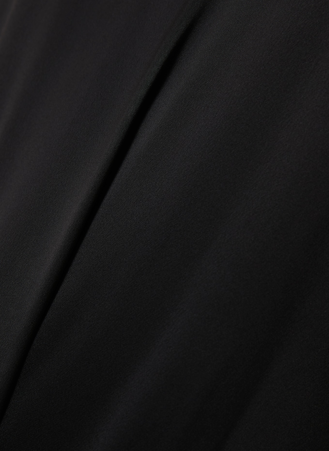 TOTEME saténové tričko: ČERNÁ