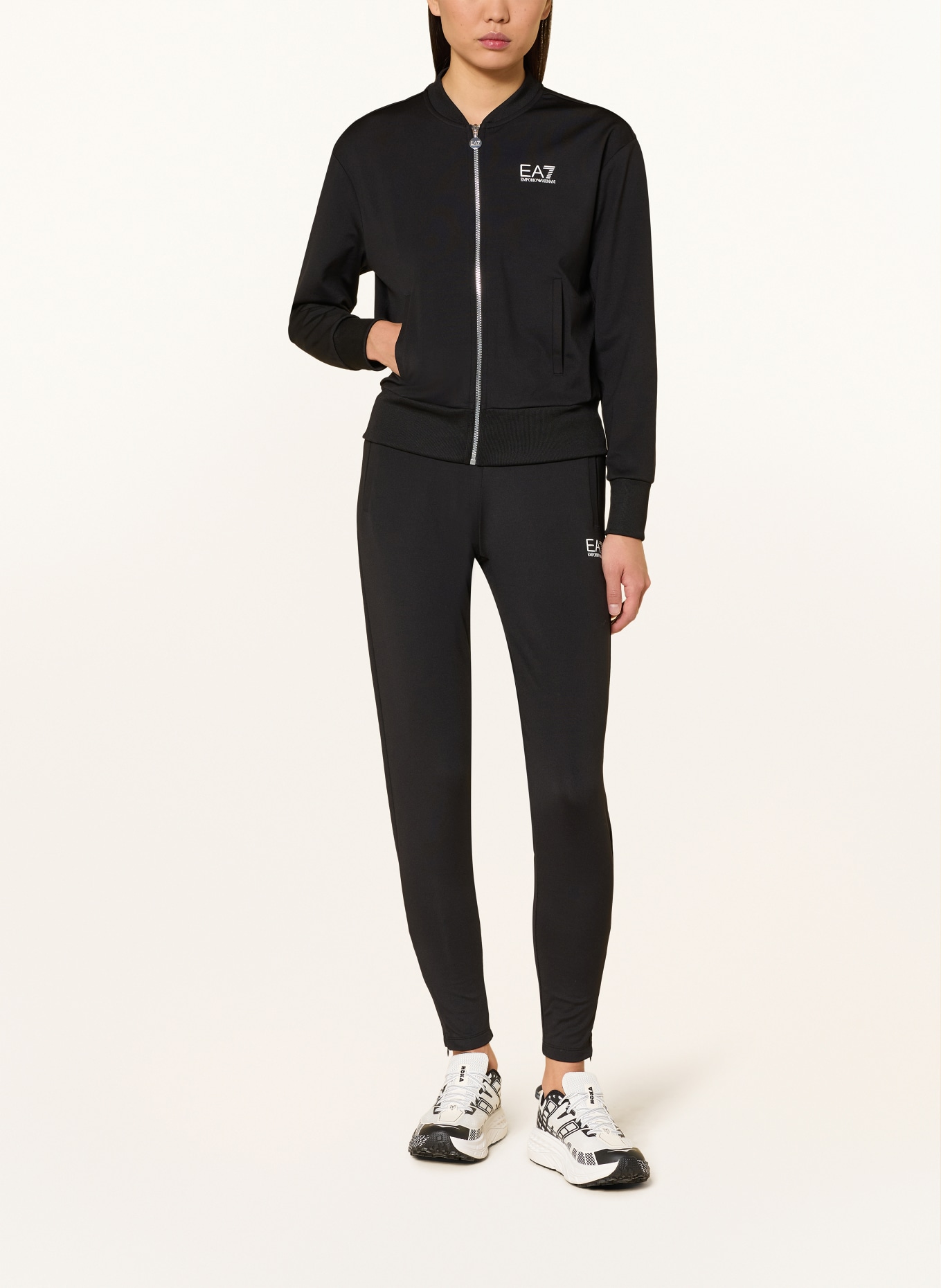 EA7 EMPORIO ARMANI Tréninková souprava: ČERNÁ