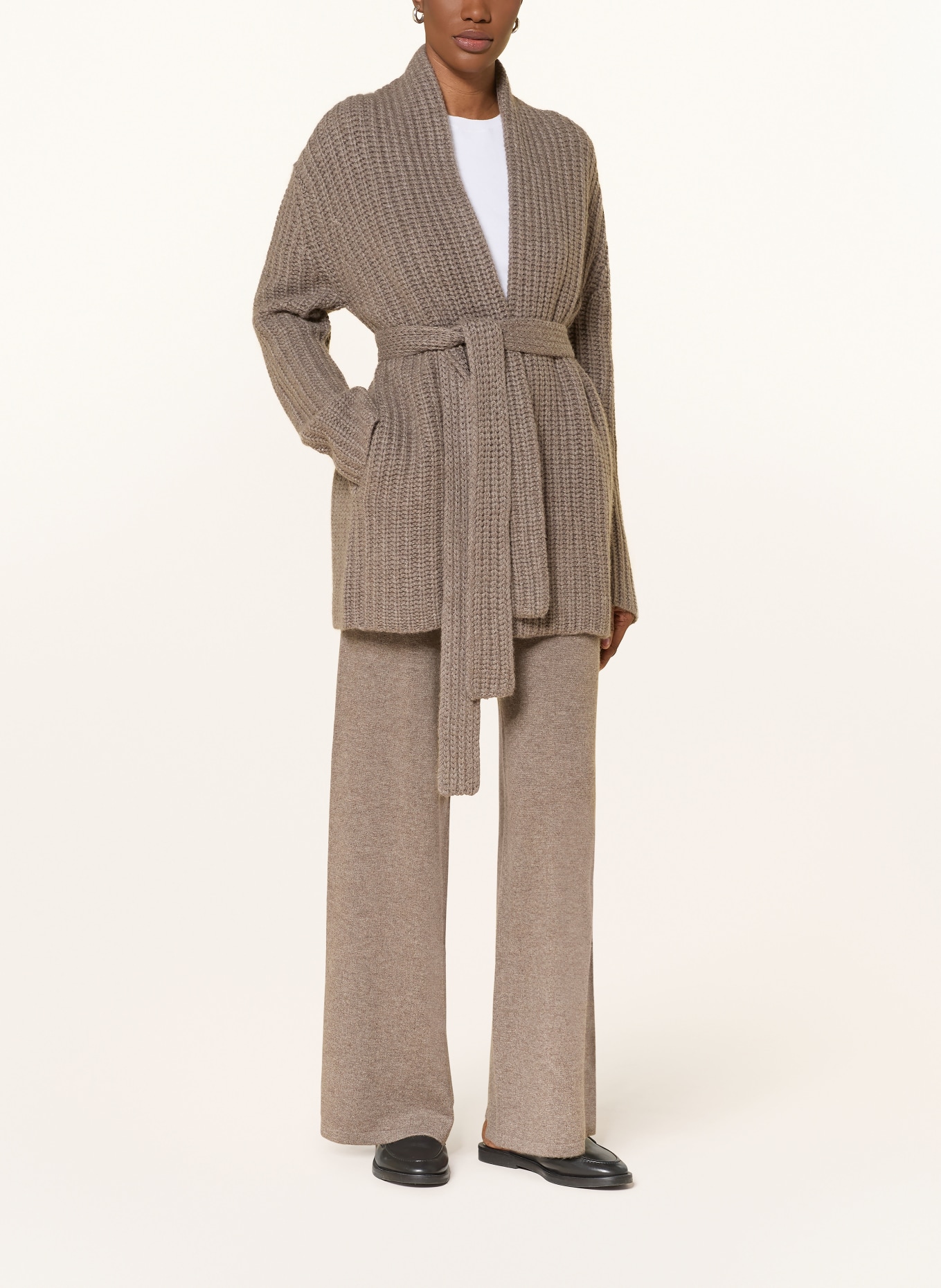 LISA YANG Strickhülle aus Cashmere: TAUPE