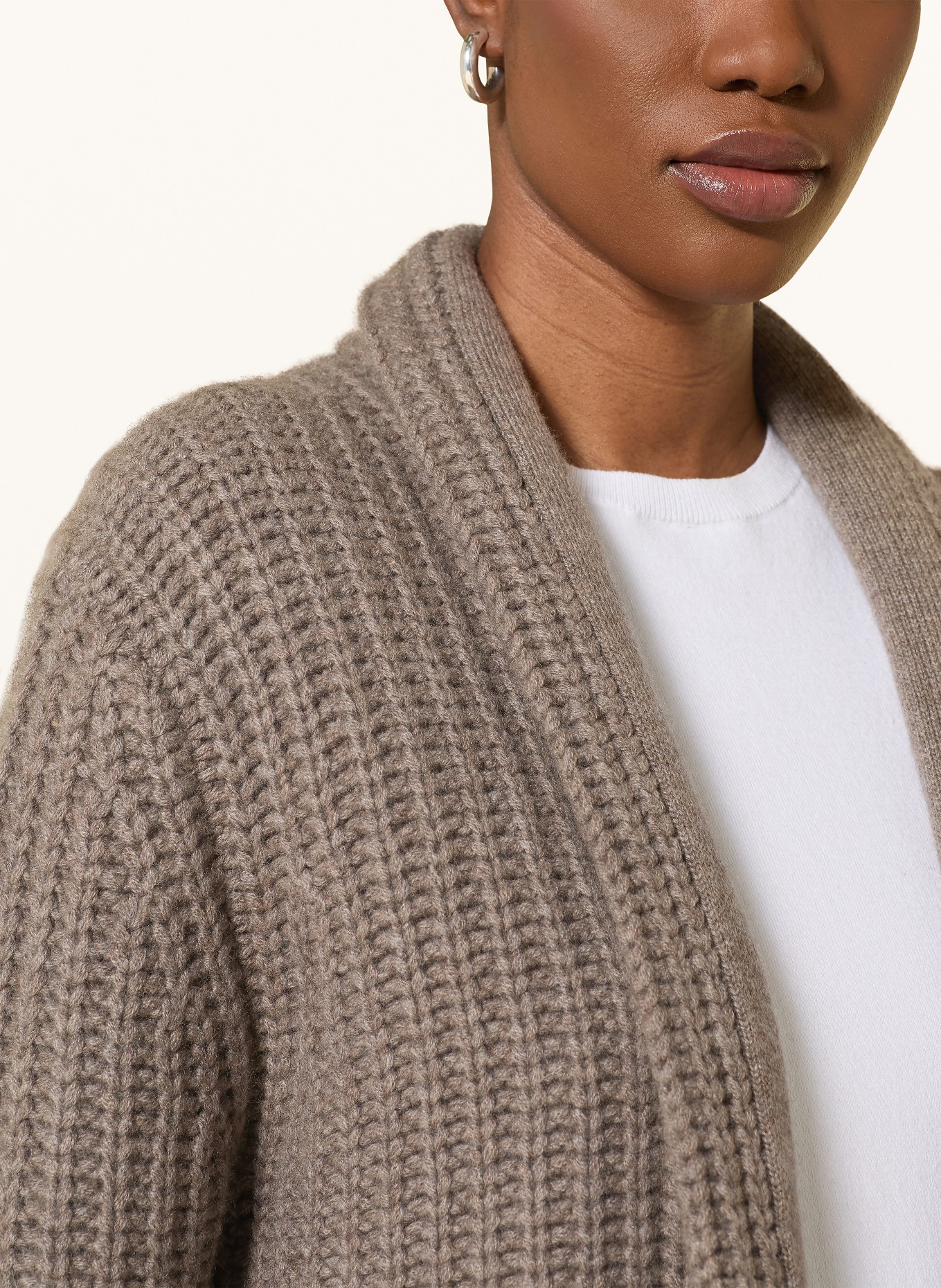 LISA YANG Strickhülle aus Cashmere: TAUPE