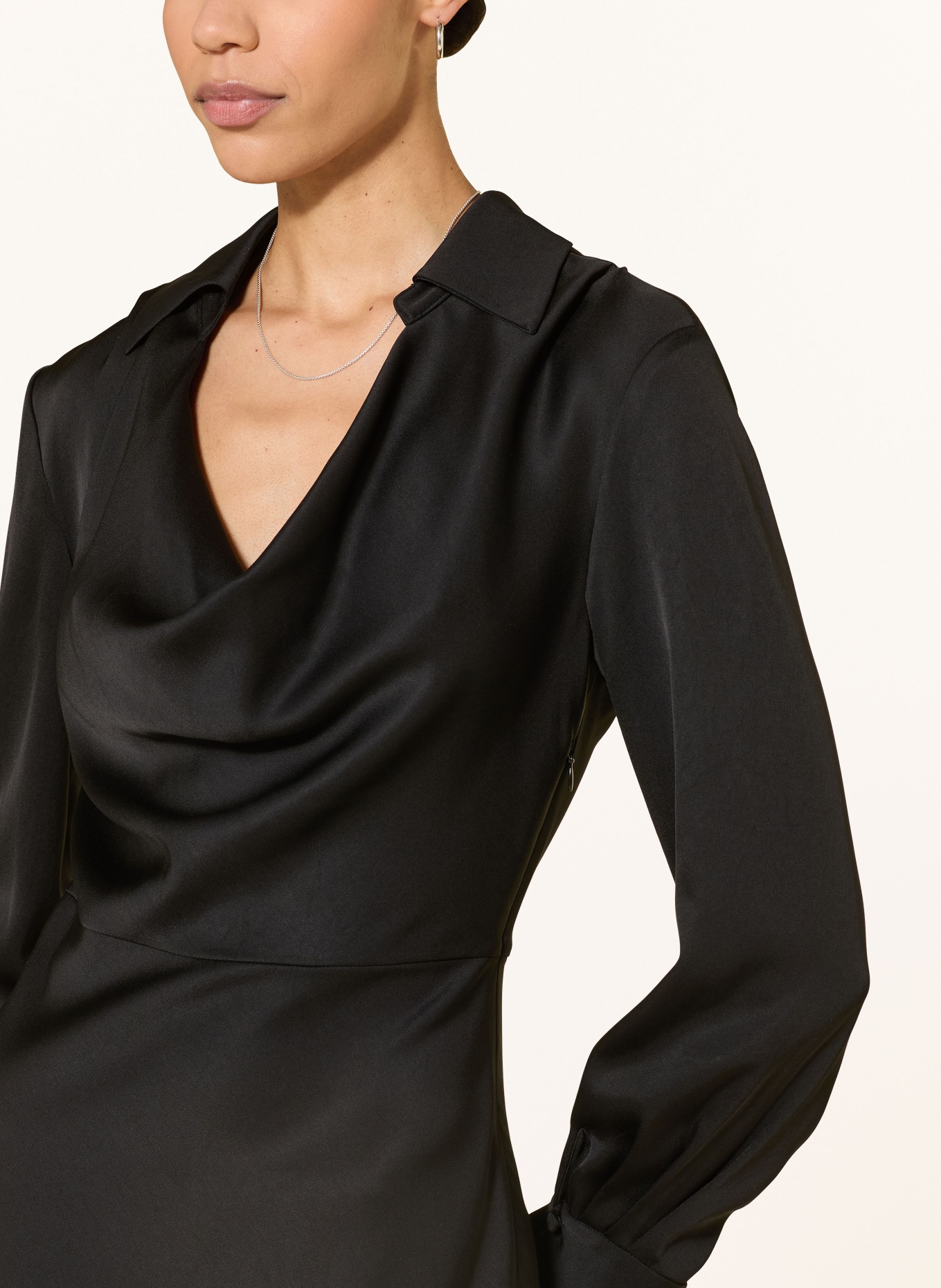 SIMKHAI Satyna sukienka ADELLE: CZARNY