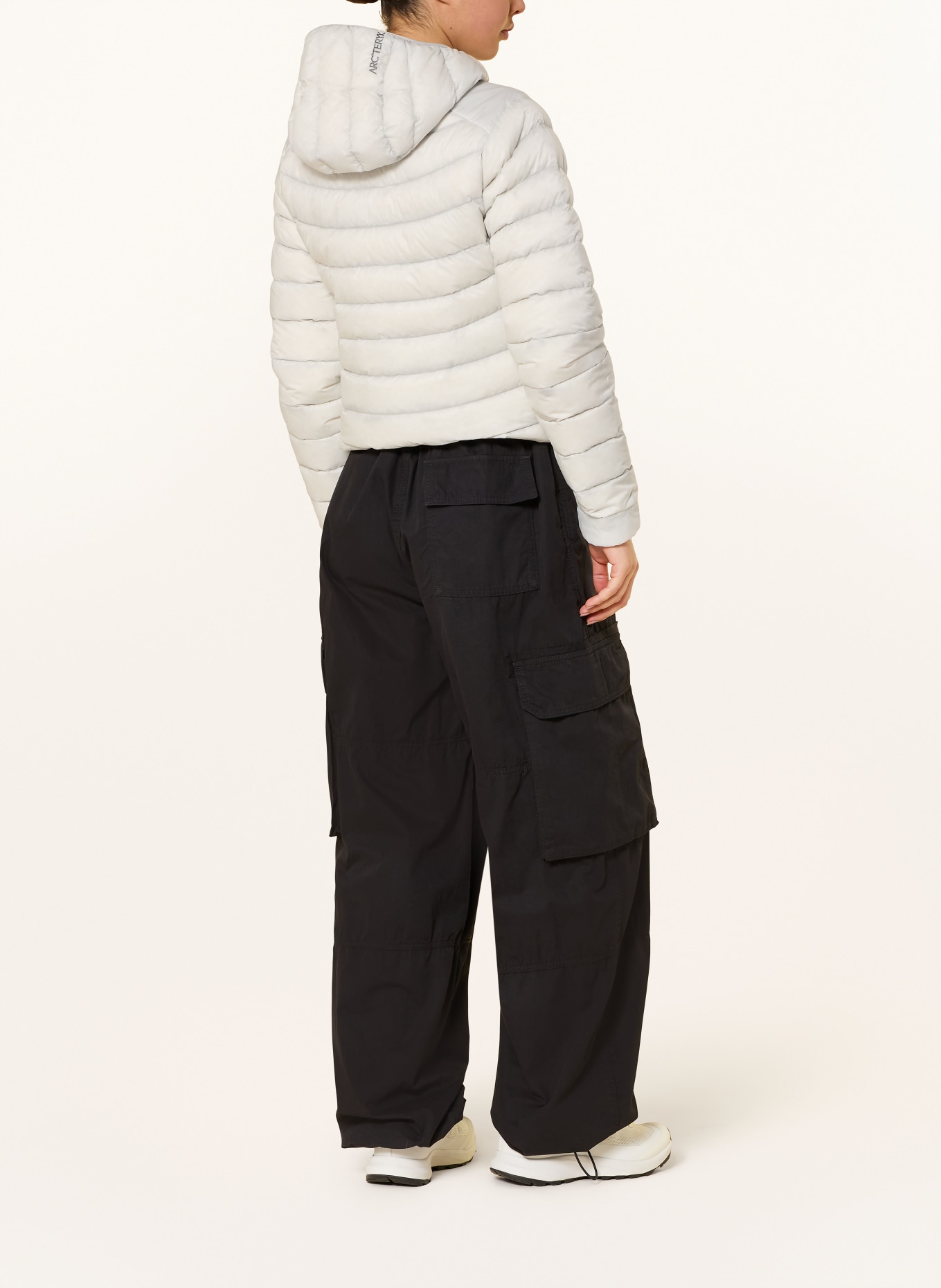 ARC'TERYX Péřová bunda CERIUM: SVĚTLE ŠEDÁ