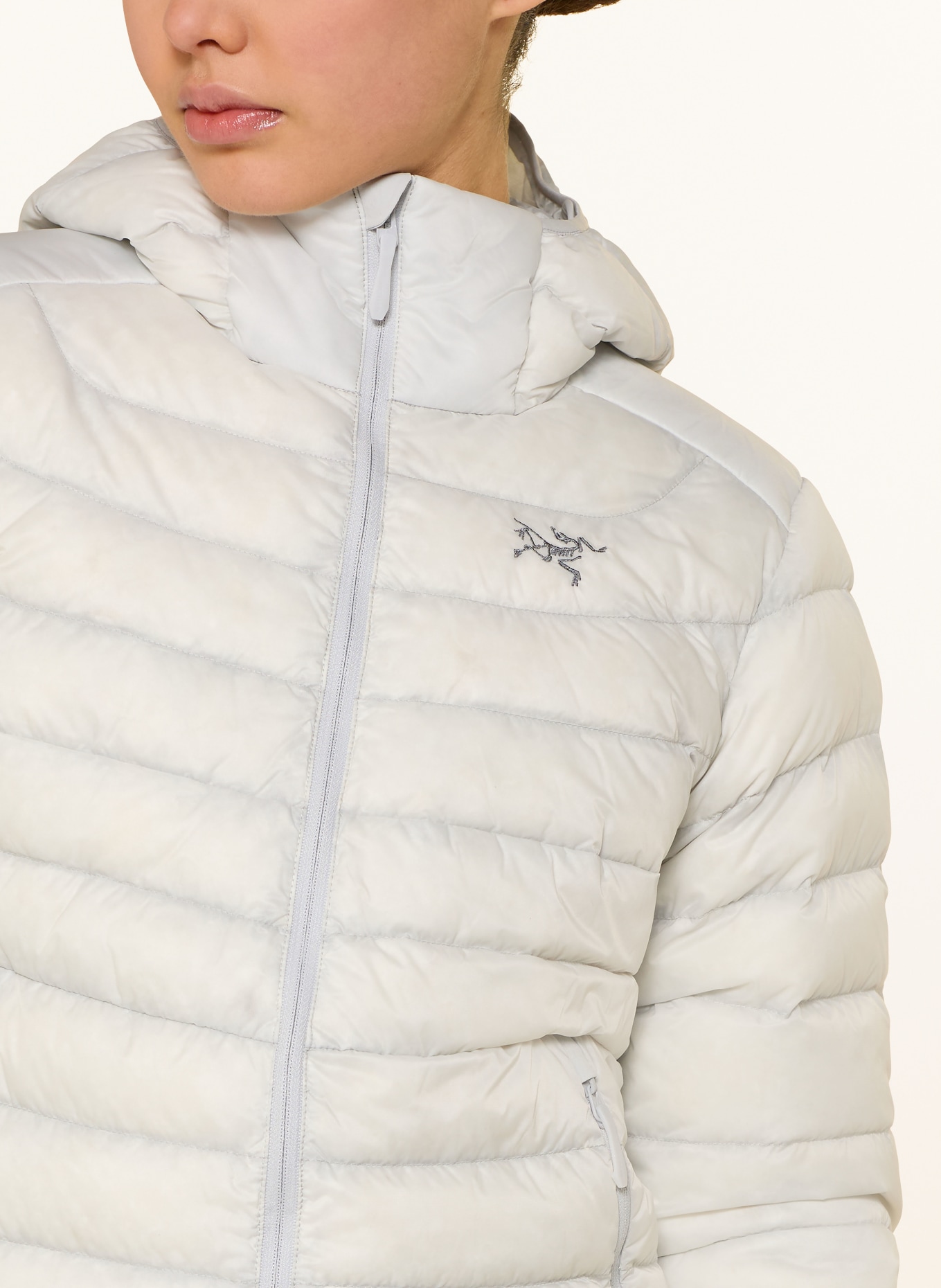 ARC'TERYX Péřová bunda CERIUM: SVĚTLE ŠEDÁ