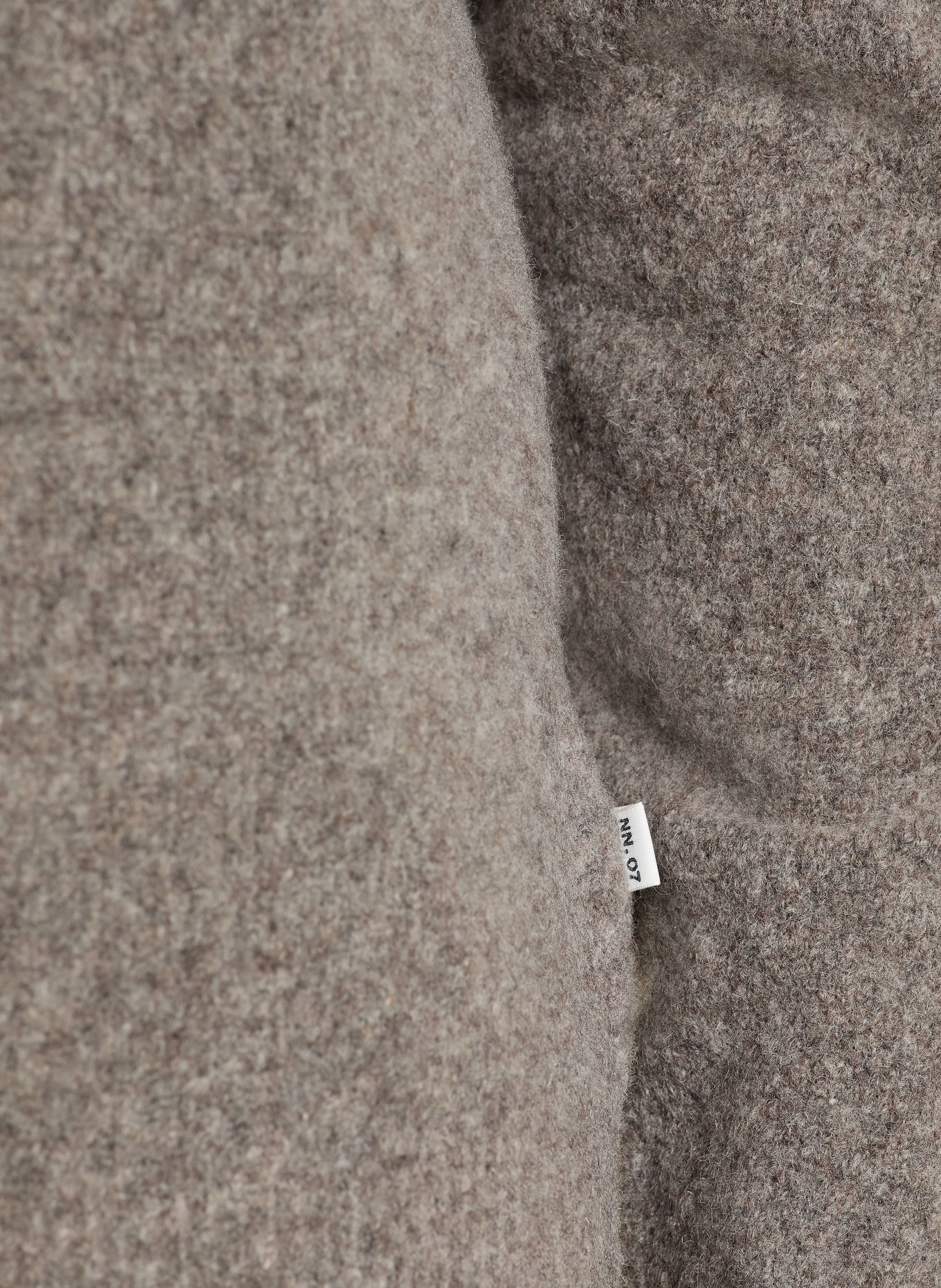 NN.07 Svetr JASPIS: ČERNOŠEDÁ