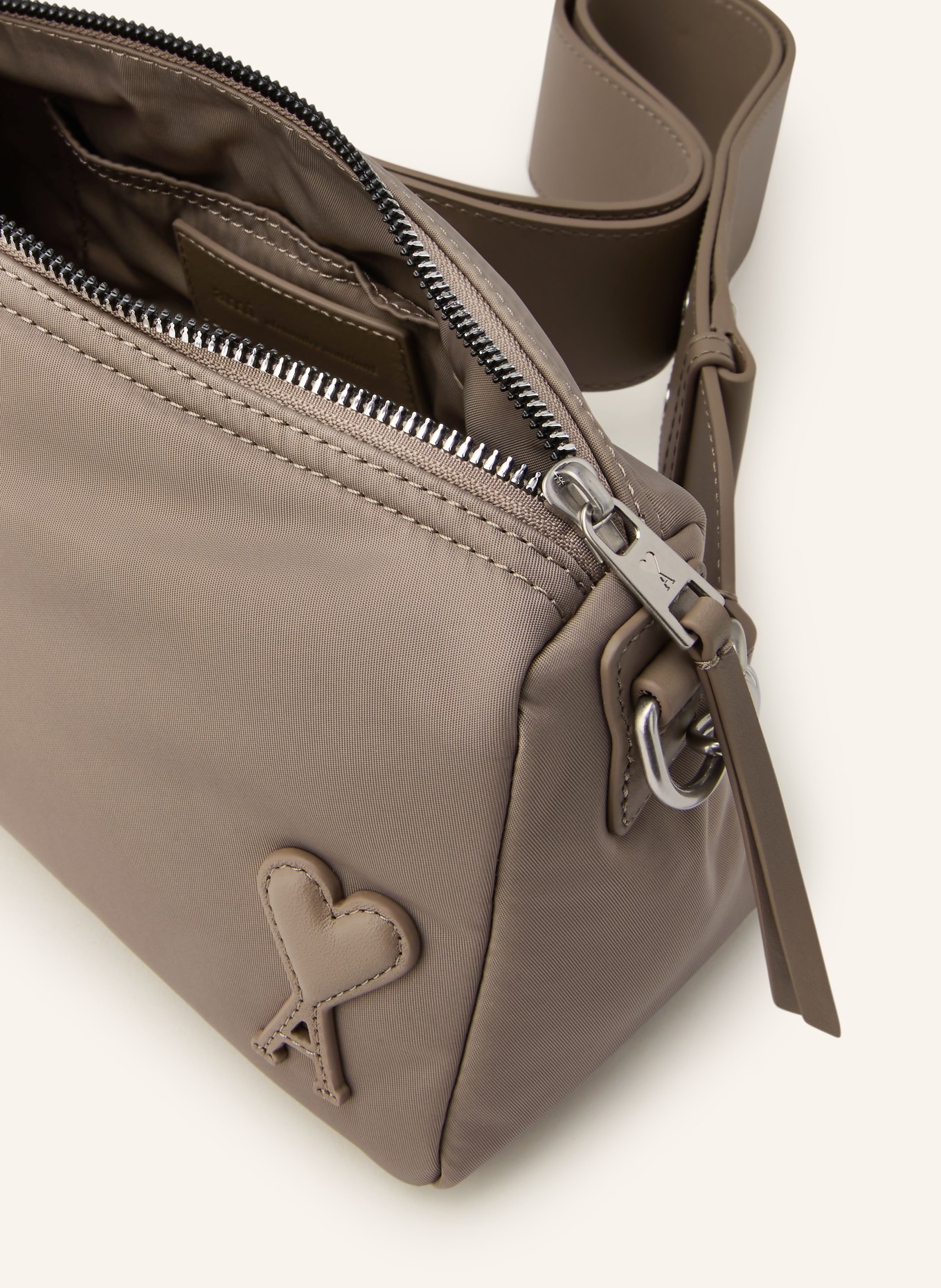 AMI PARIS Schultertasche: TAUPE / SILBER