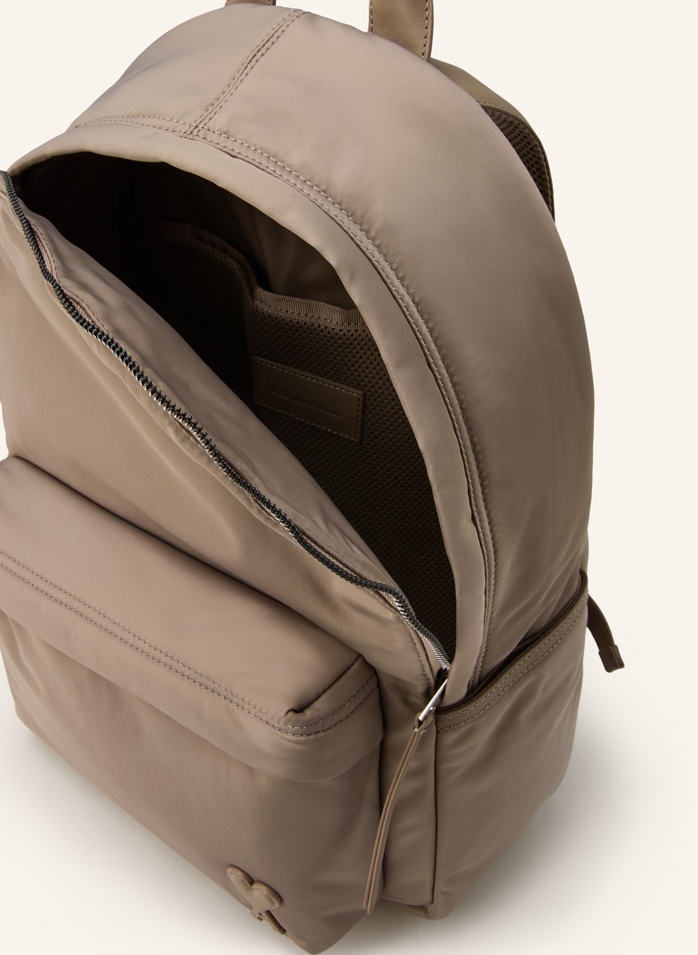 AMI PARIS Rucksack: TAUPE / SILBER