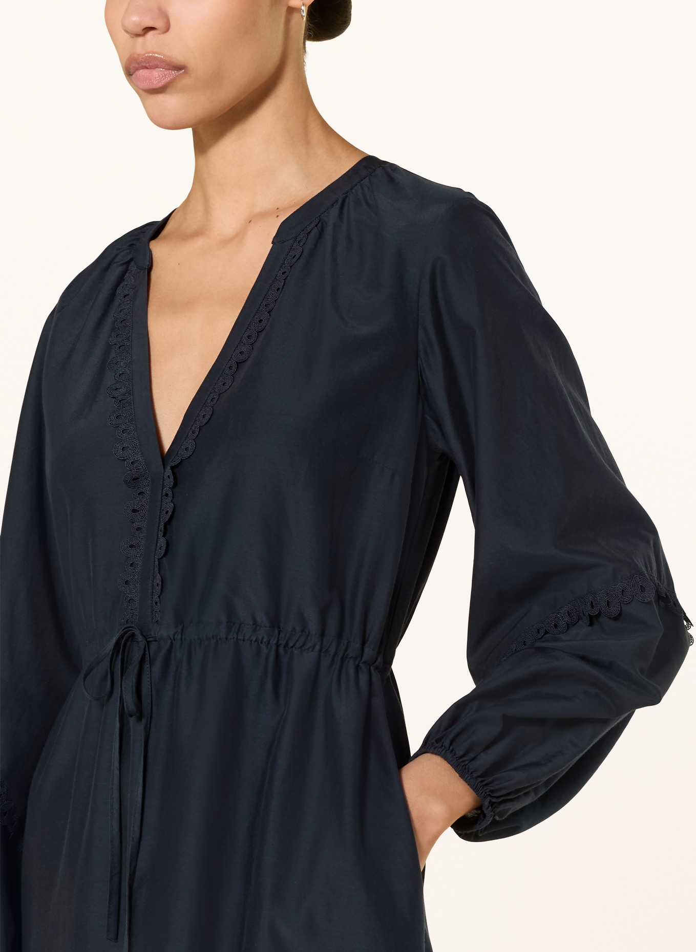 IVI collection Kleid mit Seide und Lochspitze: DUNKELBLAU