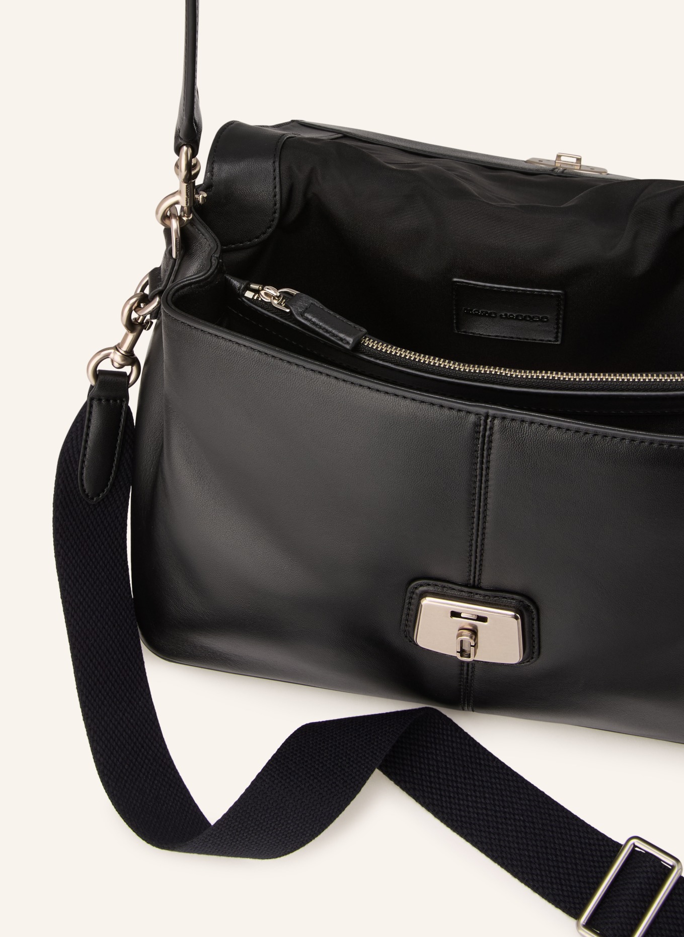 MARC JACOBS Umhängetasche THE CRISTINA MESSENGER BAG: SCHWARZ / SILBER