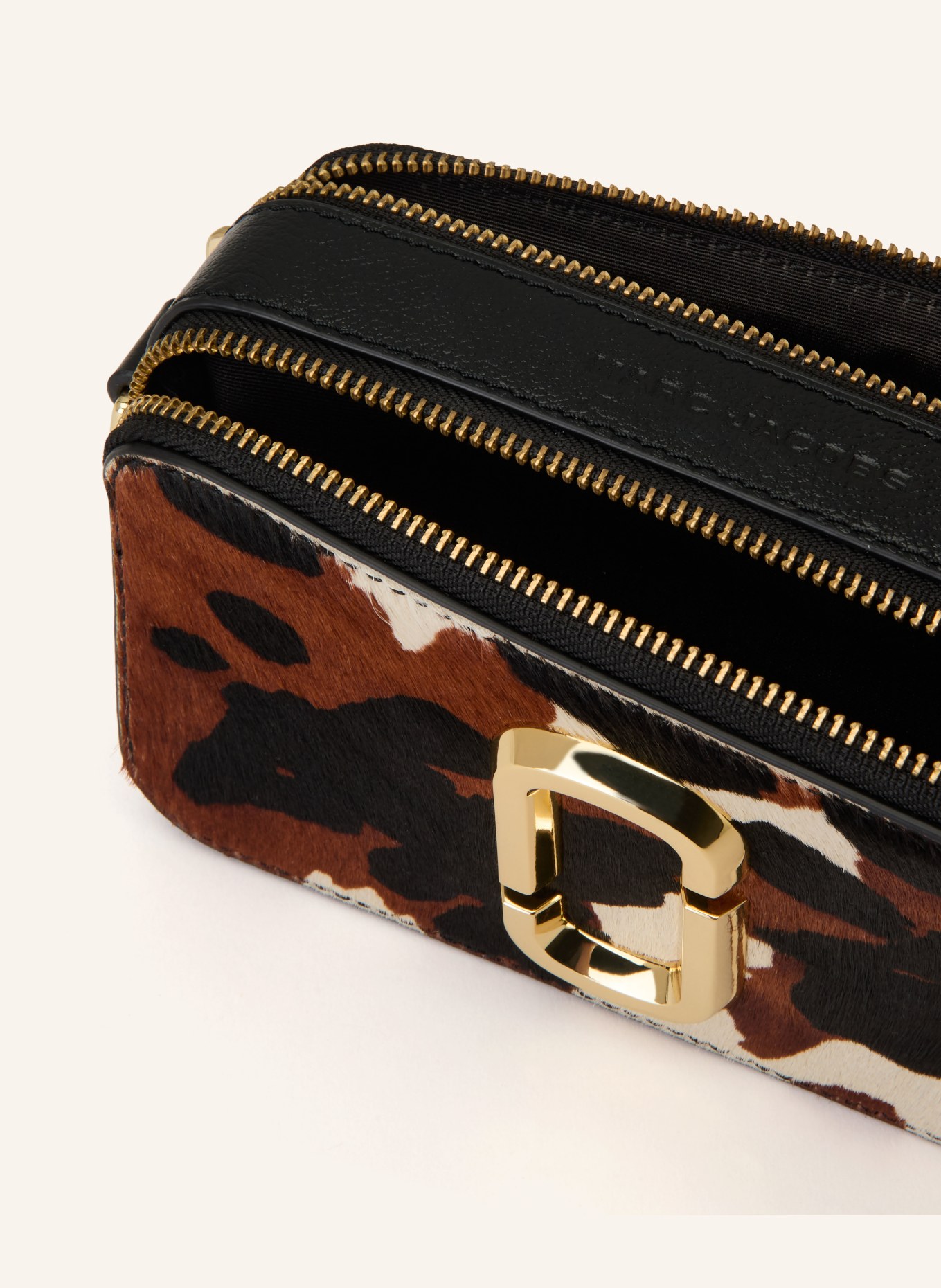 MARC JACOBS Umhängetasche THE COW HAIRCALF SNAPSHOT: SCHWARZ / BRAUN / CREME