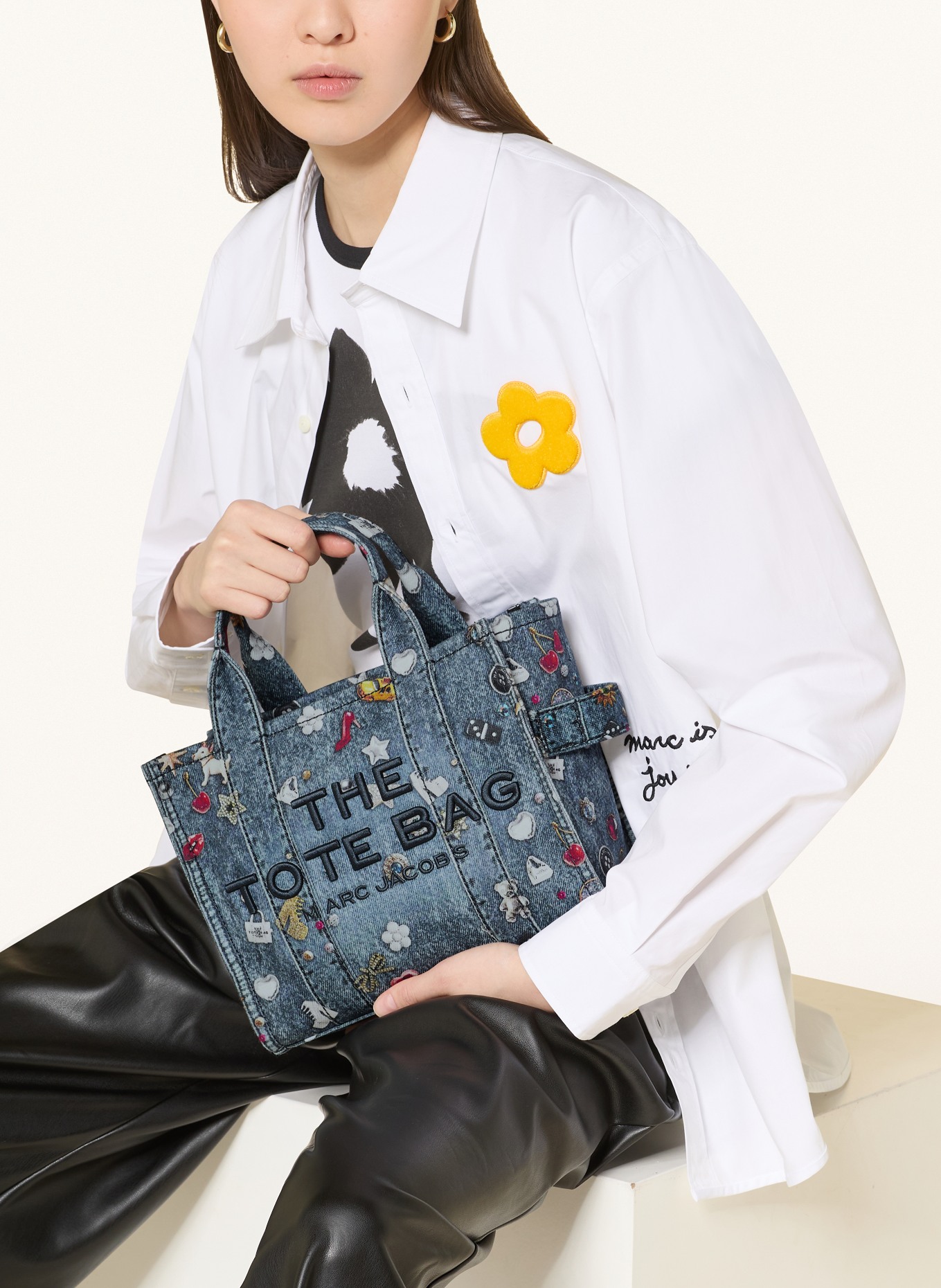 MARC JACOBS Schoudertas THE TROMPE L'OEIL TRINKET CANVAS SMALL TOTE BAG: BLAUW / WIT