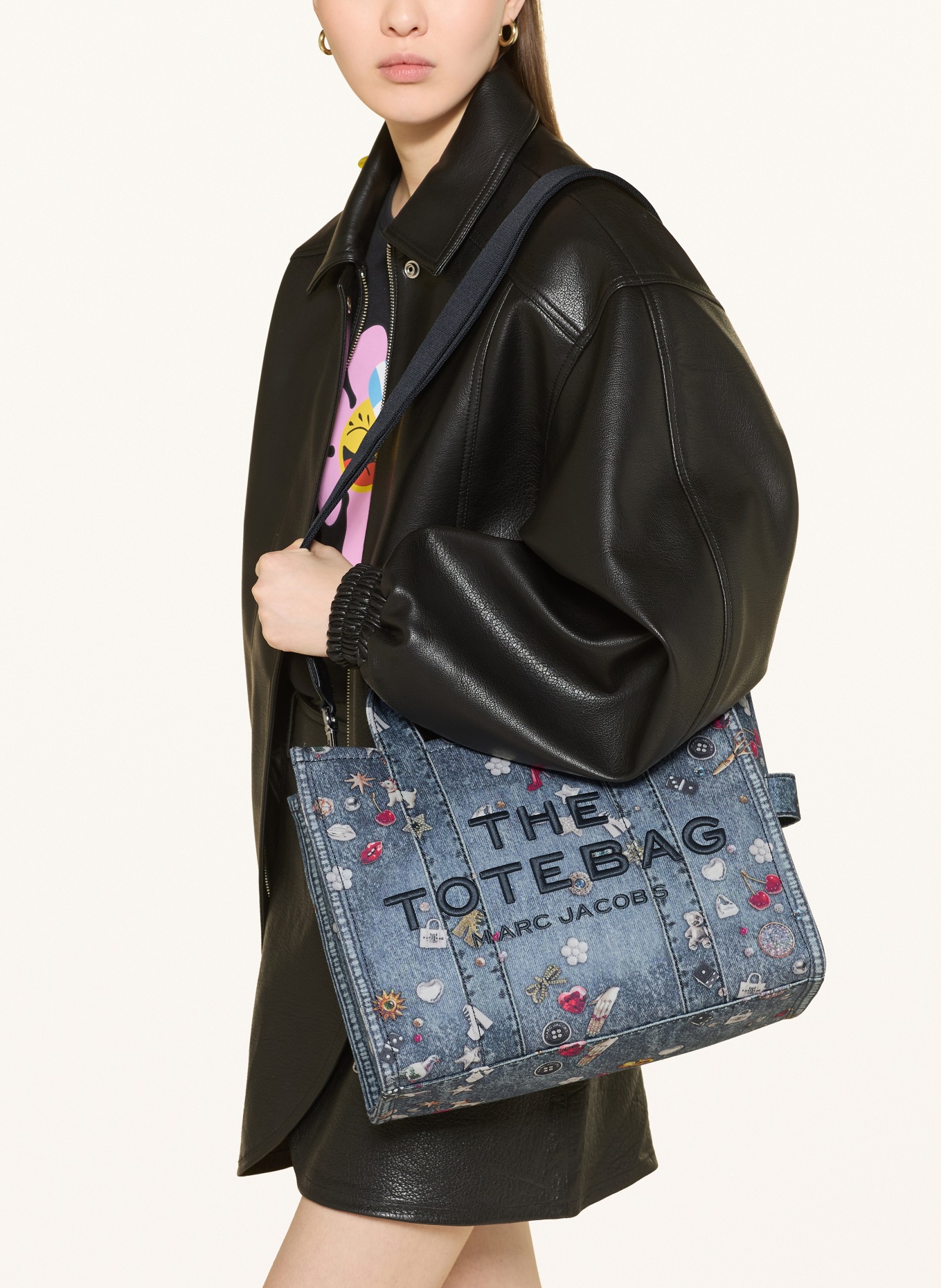 MARC JACOBS Torba na ramię THE TROMPE L'OEIL TRINKET CANVAS MEDIUM TOTE BAG: NIEBIESKI / CZERWONY / BIAŁY